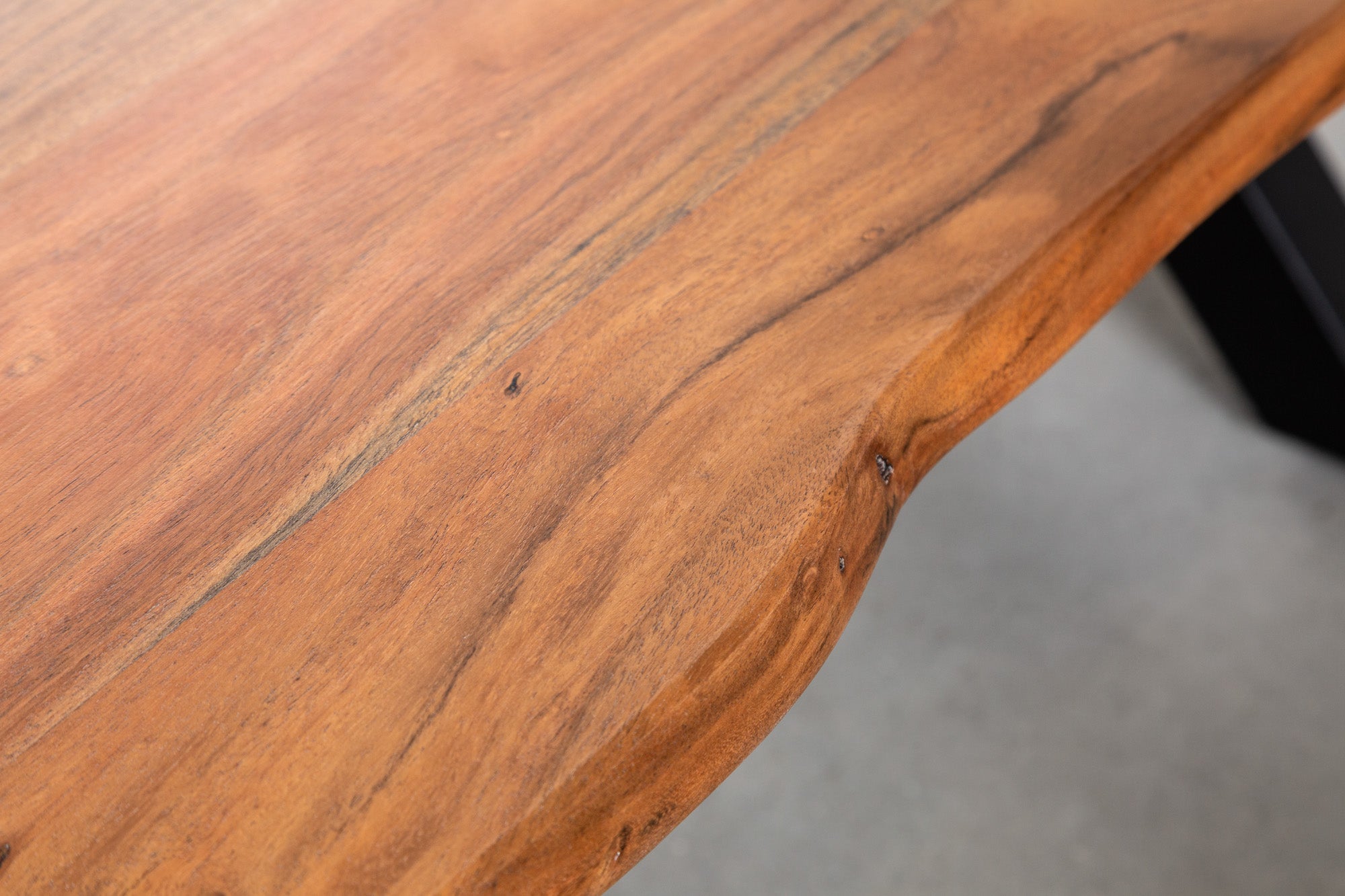 MAMMUT Mesa de centro de madera maciza 120 cm Acacia Acabado miel Marco X negro Tablero 2,5 cm