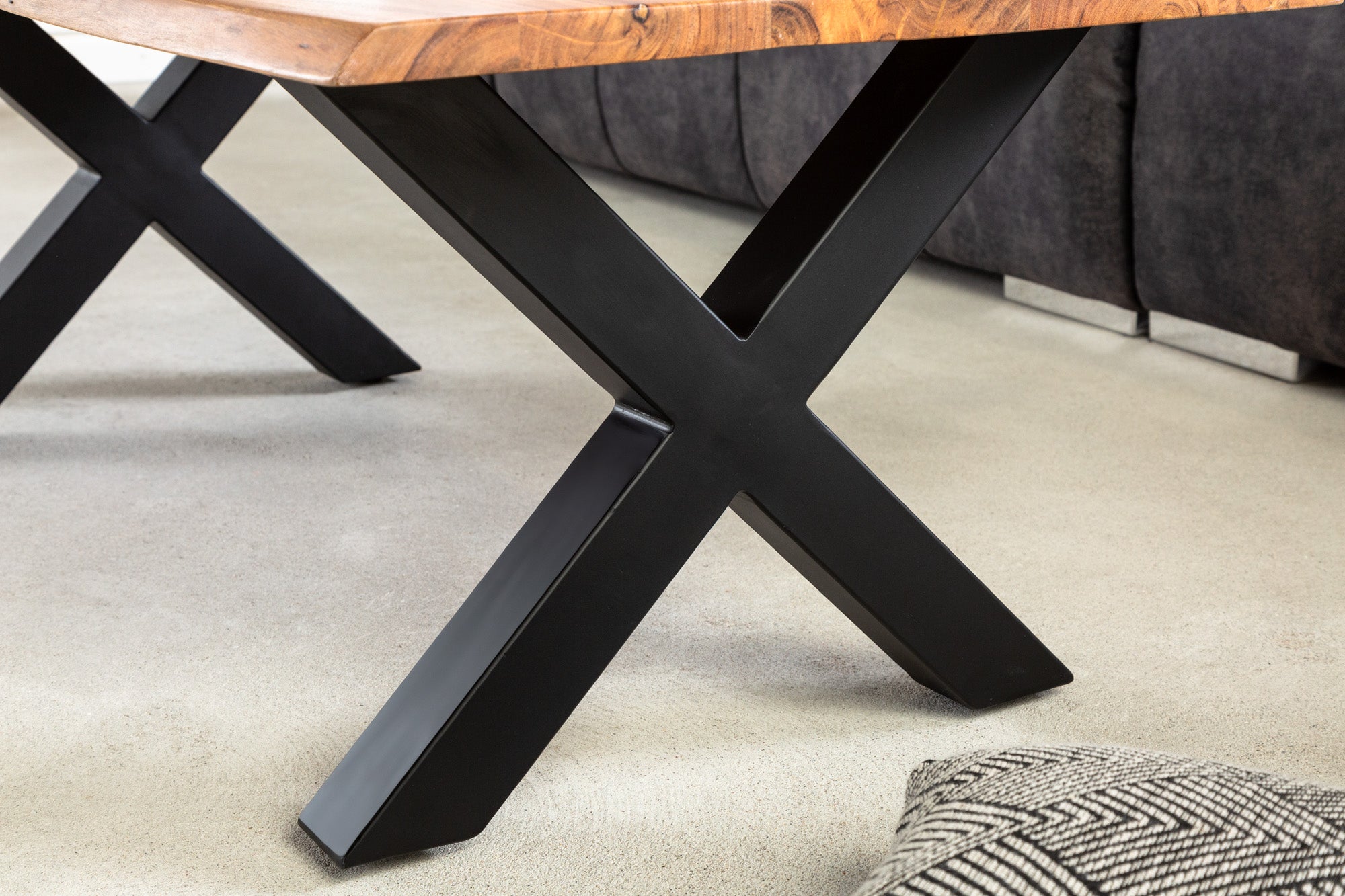MAMMUT Mesa de centro de madera maciza 120 cm Acacia Acabado miel Marco X negro Tablero 2,5 cm