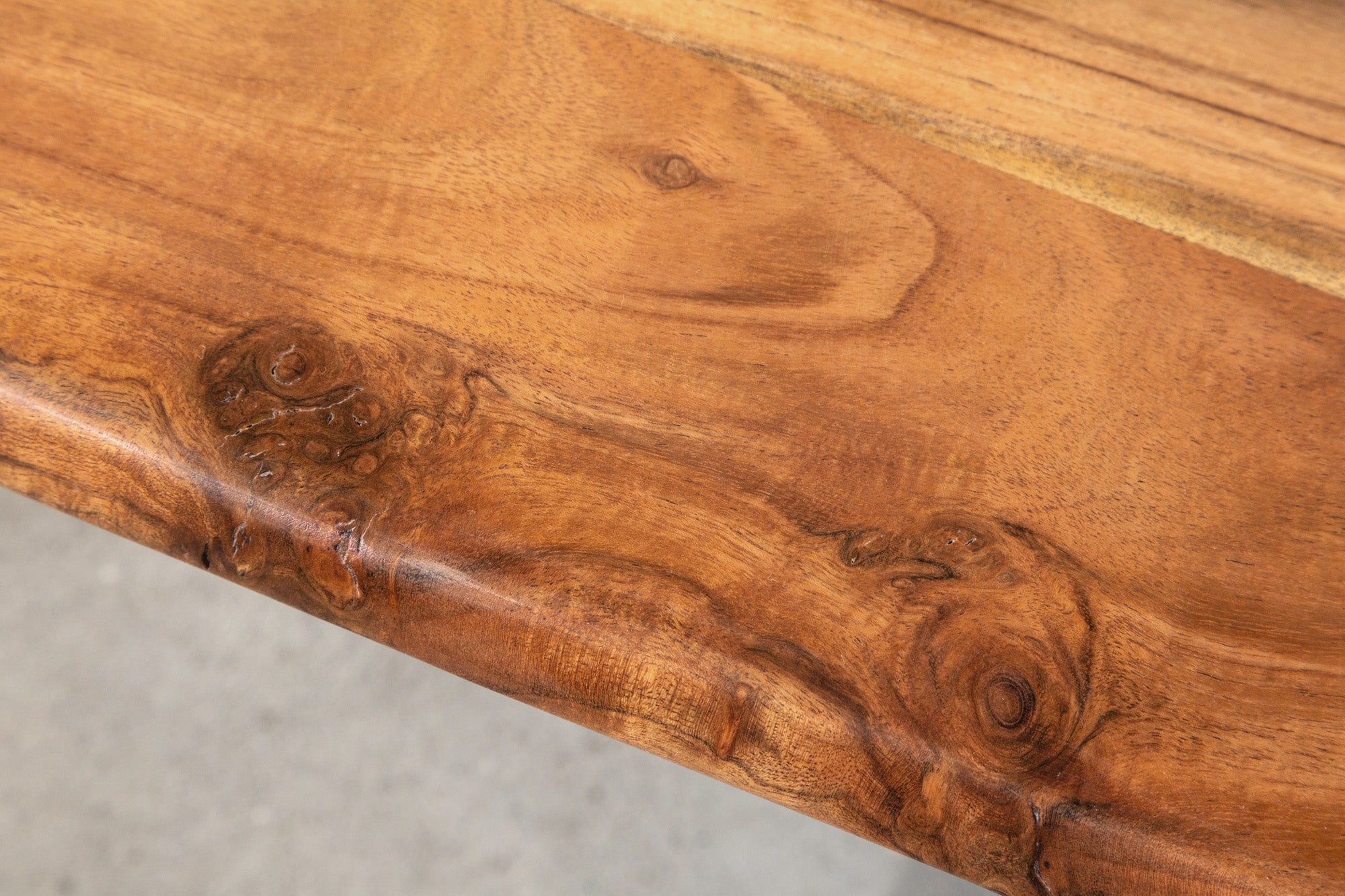 MAMMUT mesa de centro de madera maciza 120 cm acacia natural negro estructura en V tapa 2,5 cm
