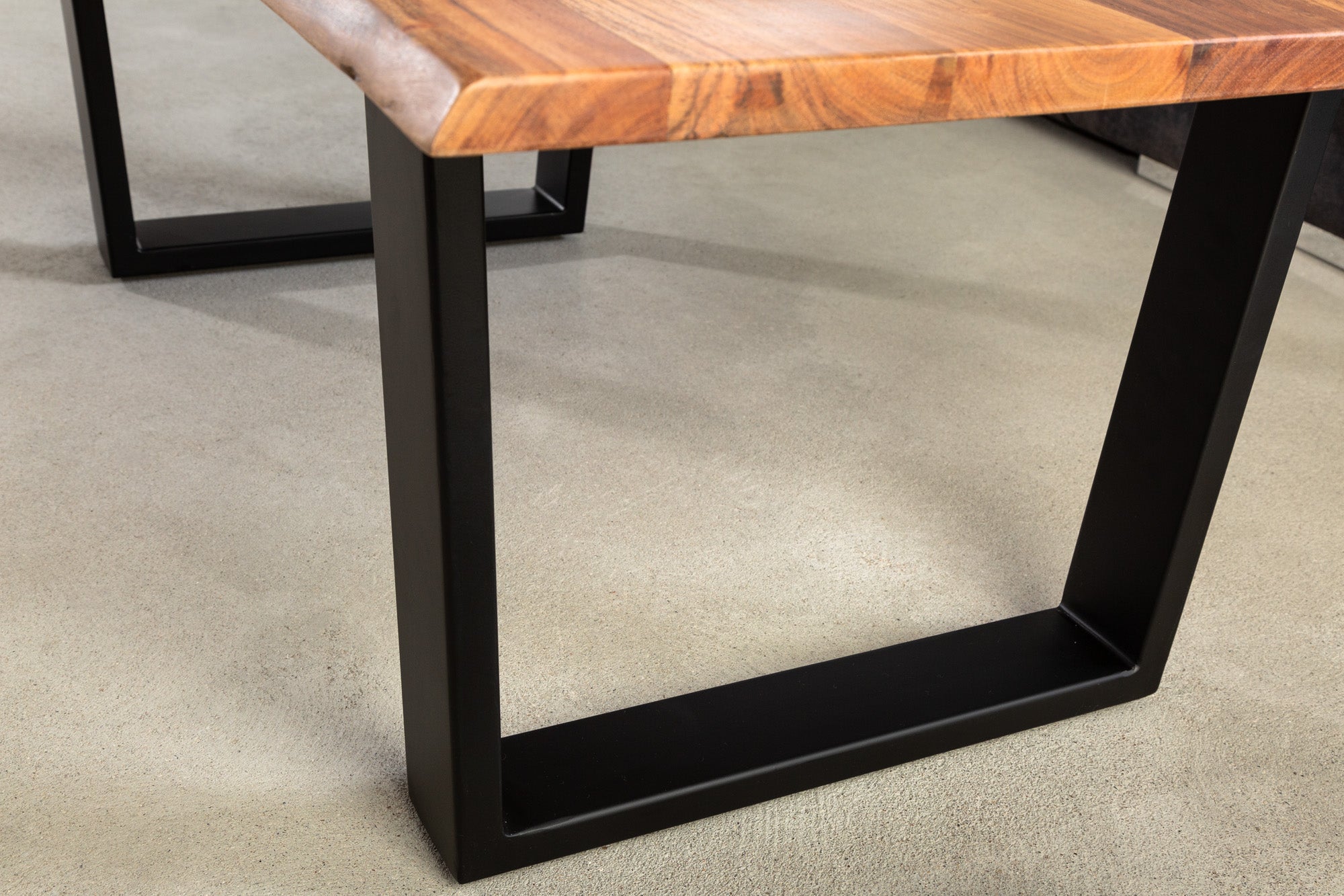 MAMMUT mesa de centro de madera maciza 120 cm acacia natural negro estructura en V tapa 2,5 cm