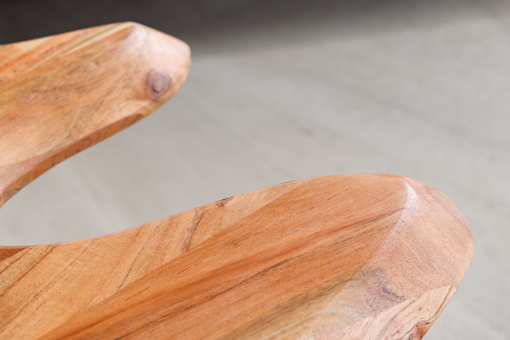 Mesa de centro de madera maciza WILD 100cm acacia natural patas horquillas árbol borde
