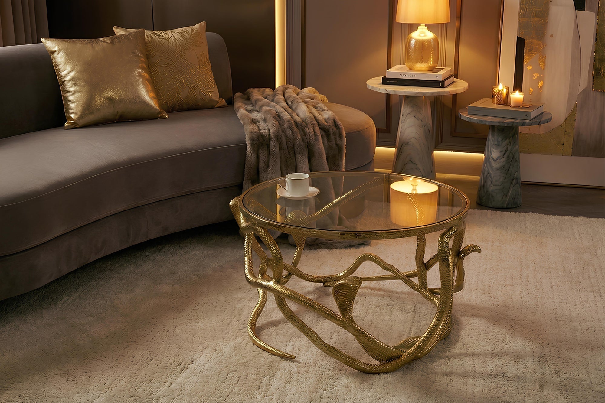 Table basse extravagante SNAKE 70cm sculpture serpent ronde en métal doré plateau en verre