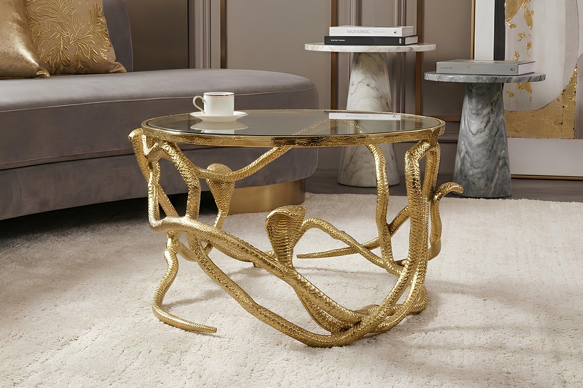 Table basse extravagante SNAKE 70cm sculpture serpent ronde en métal doré plateau en verre