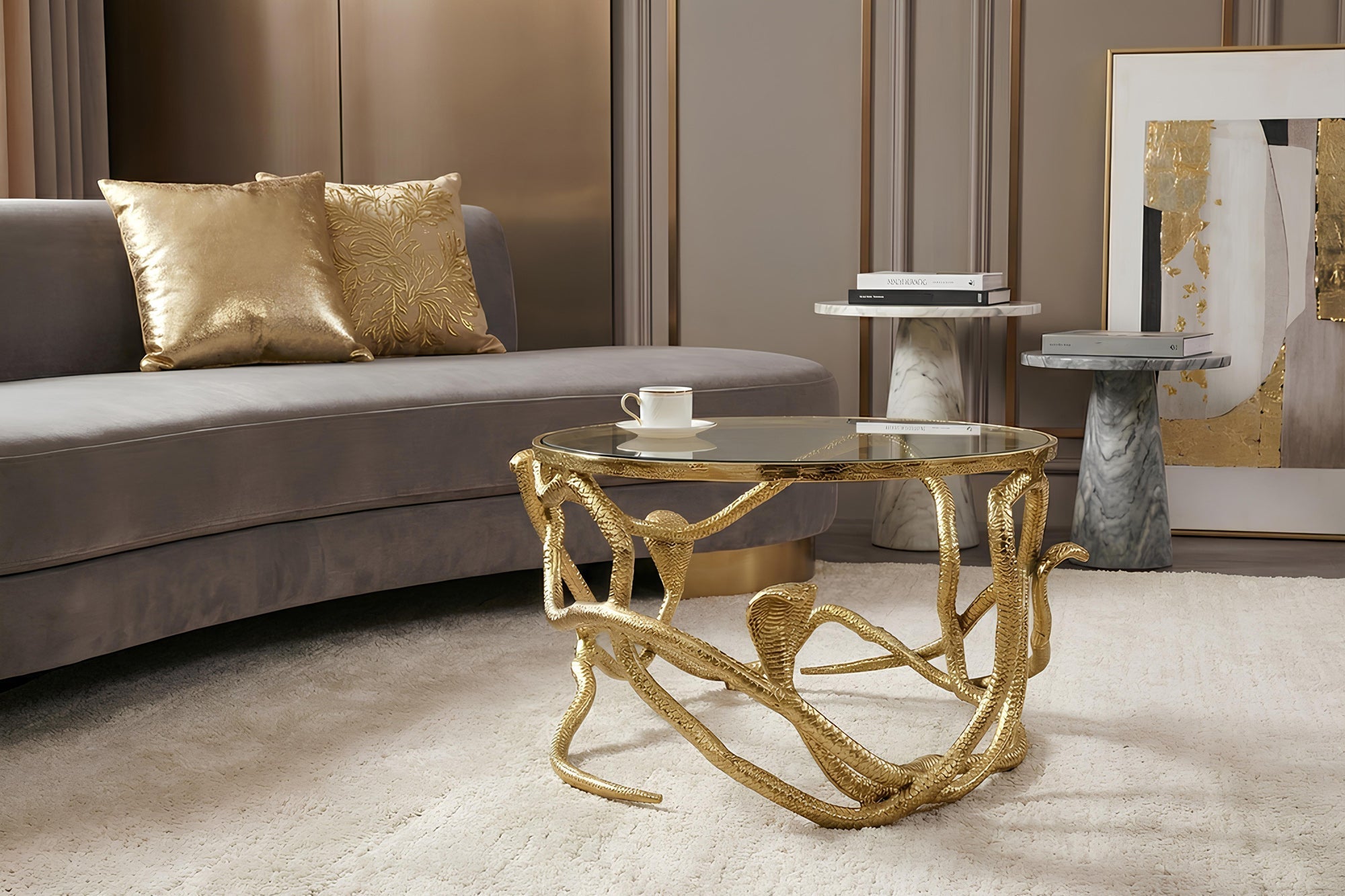 Table basse extravagante SNAKE 70cm sculpture serpent ronde en métal doré plateau en verre