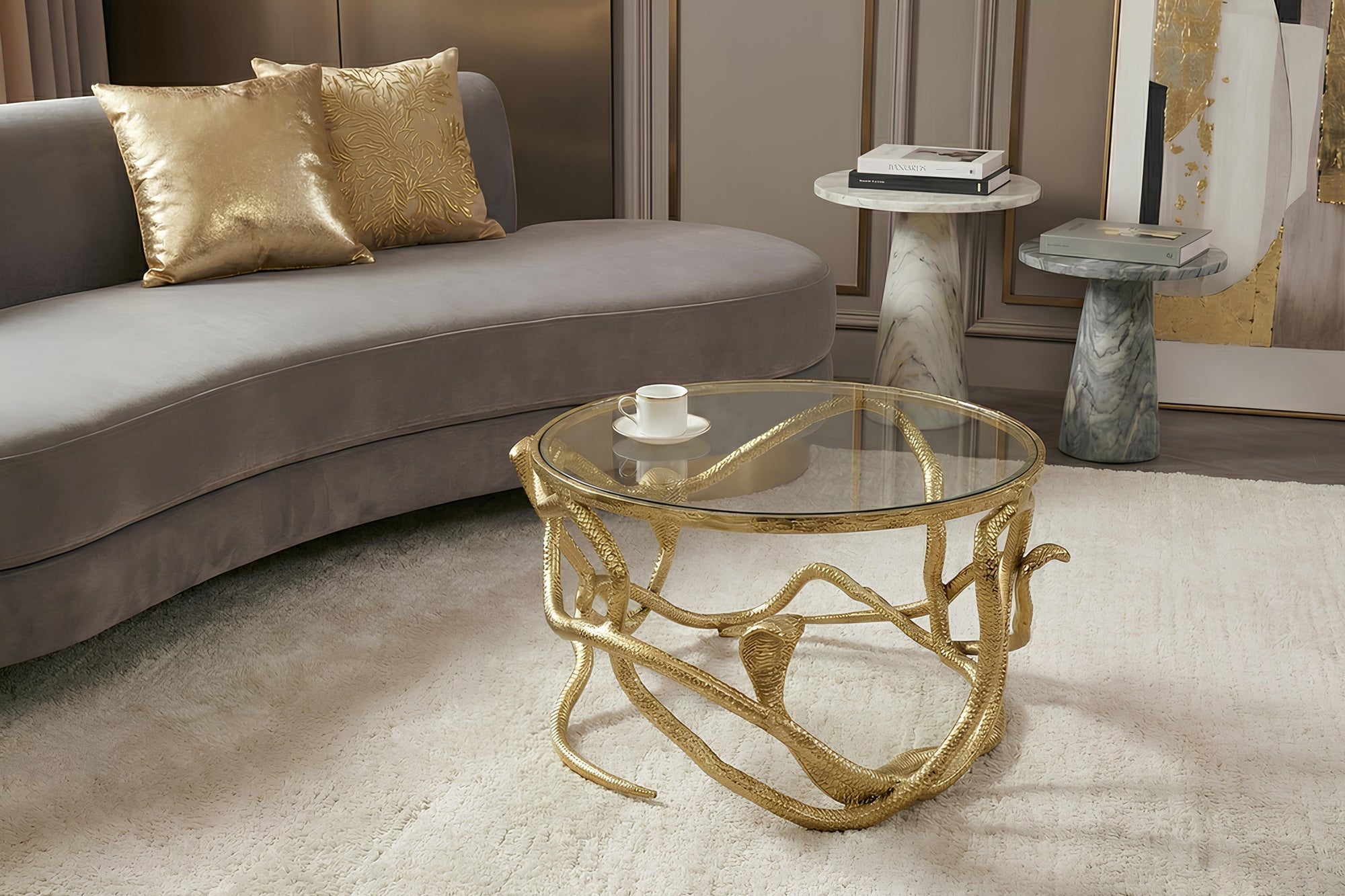 Table basse extravagante SNAKE 70cm sculpture serpent ronde en métal doré plateau en verre
