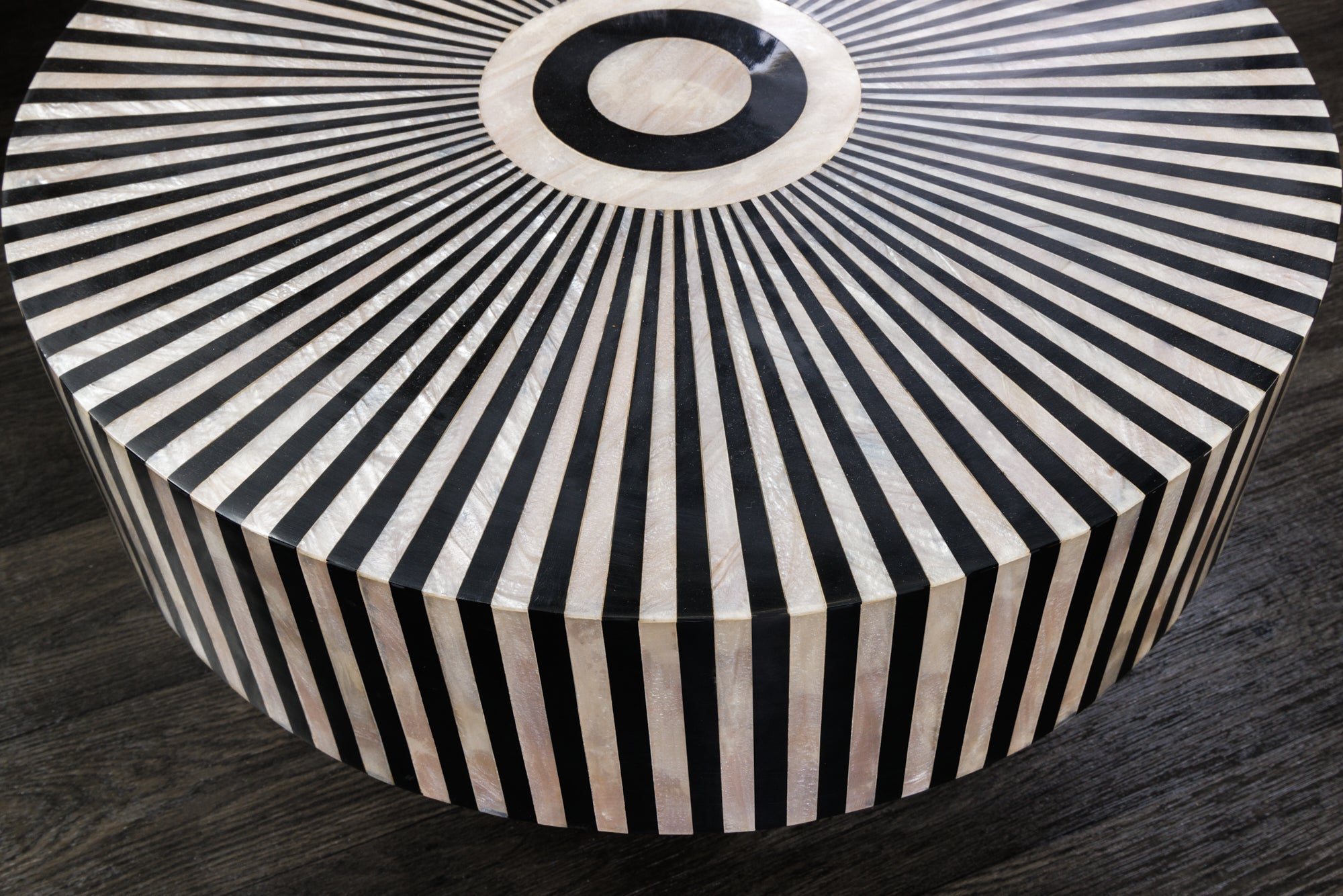 Table basse incrustée d’os HARMONY NATURE 60cm ronde noir blanc or incrusté artisanat
