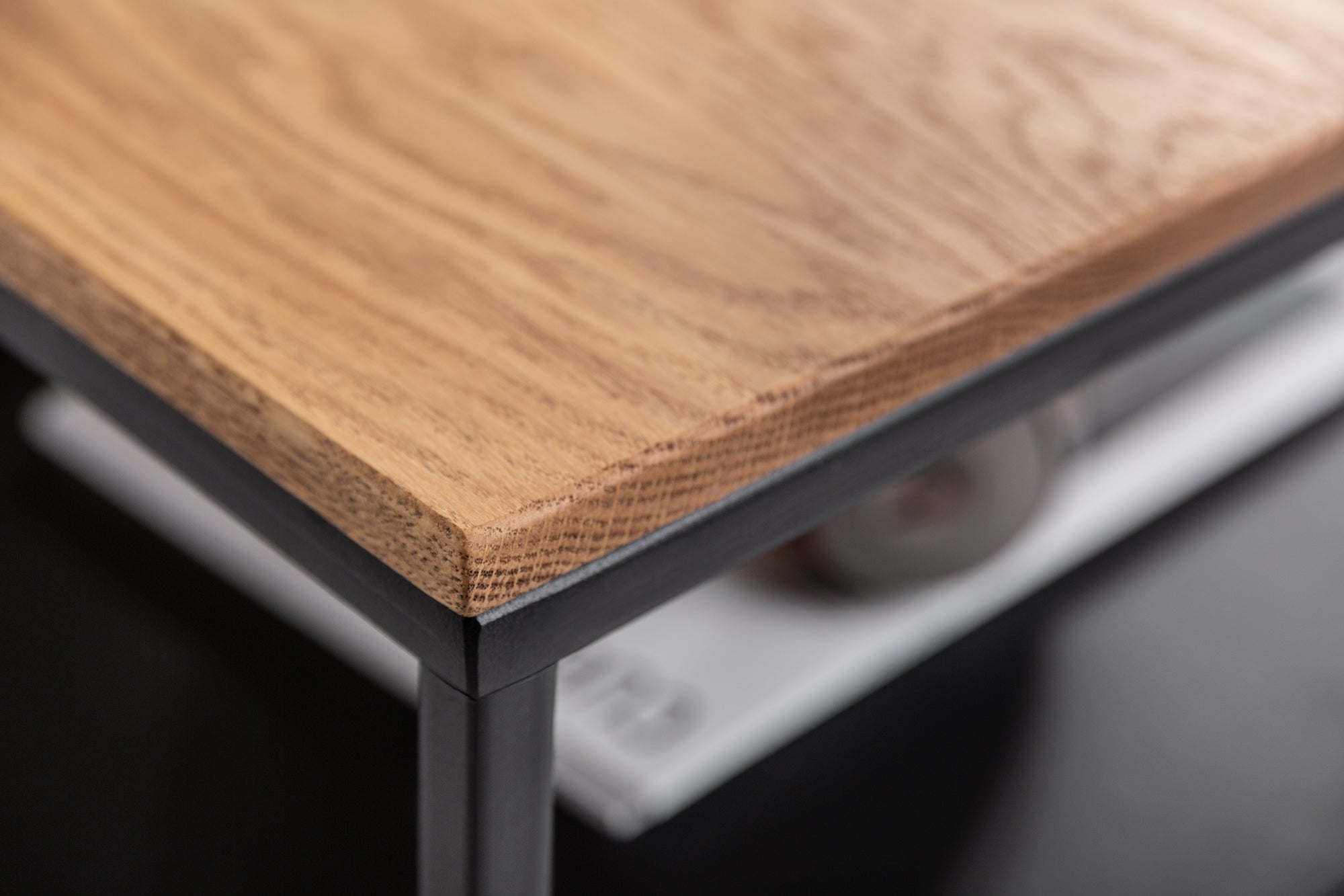 Mesa de centro industrial APPARTEMENT 95cm roble macizo aceitado con estante estructura de metal negro