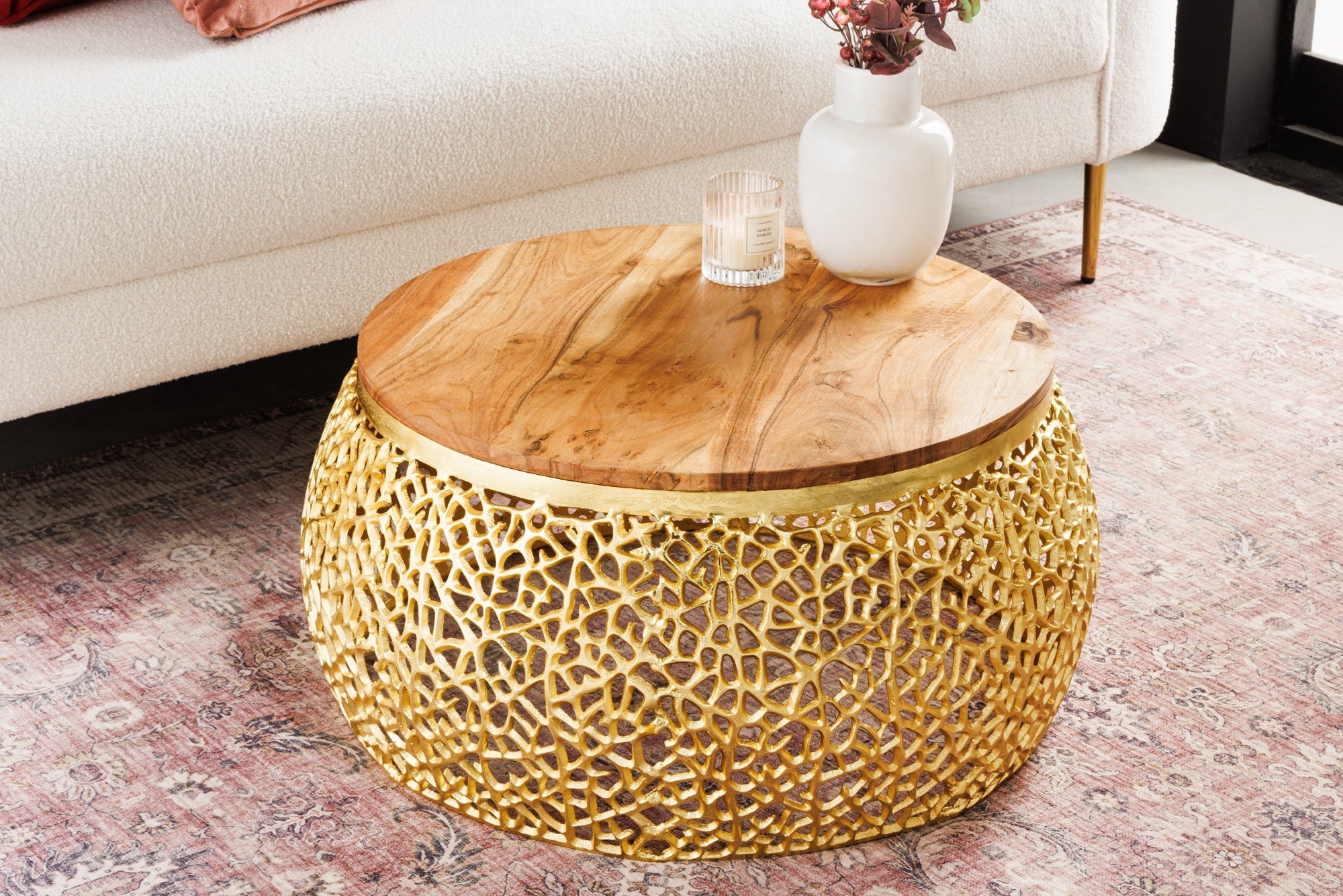 Table basse ronde ABSTRACT LEAF 75cm métal doré bois d’acacia massif filigrane artisanat