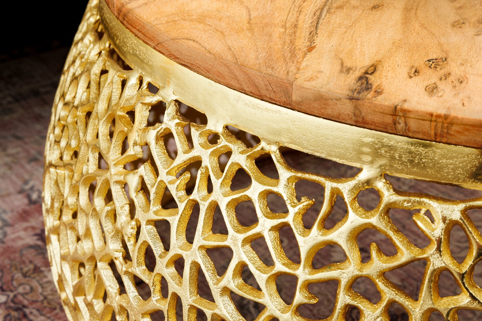 Table basse ronde ABSTRACT LEAF 75cm métal doré bois d’acacia massif filigrane artisanat
