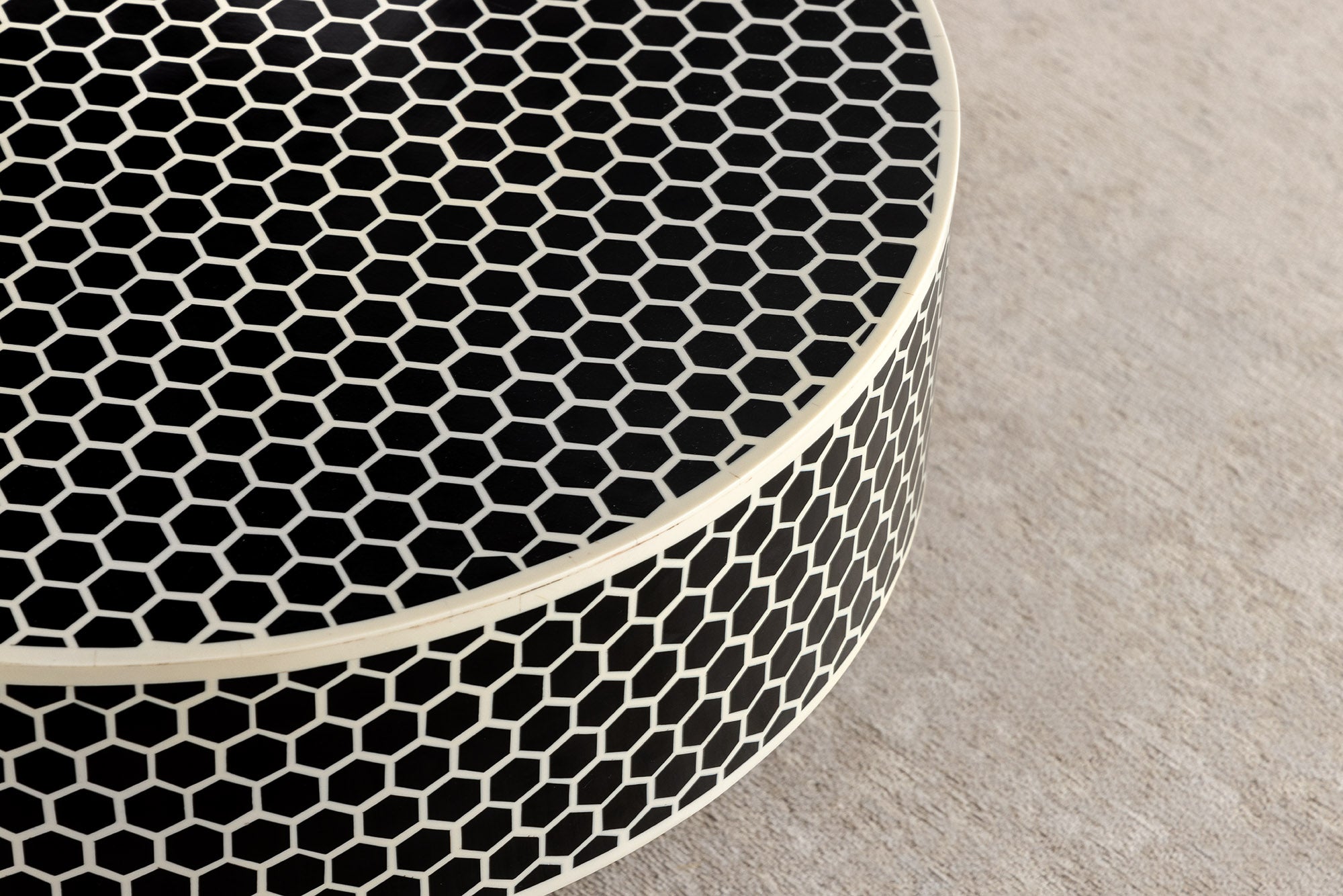 Table basse ronde en marqueterie d'os HARMONY NATURE 60cm noir blanc incrustations or