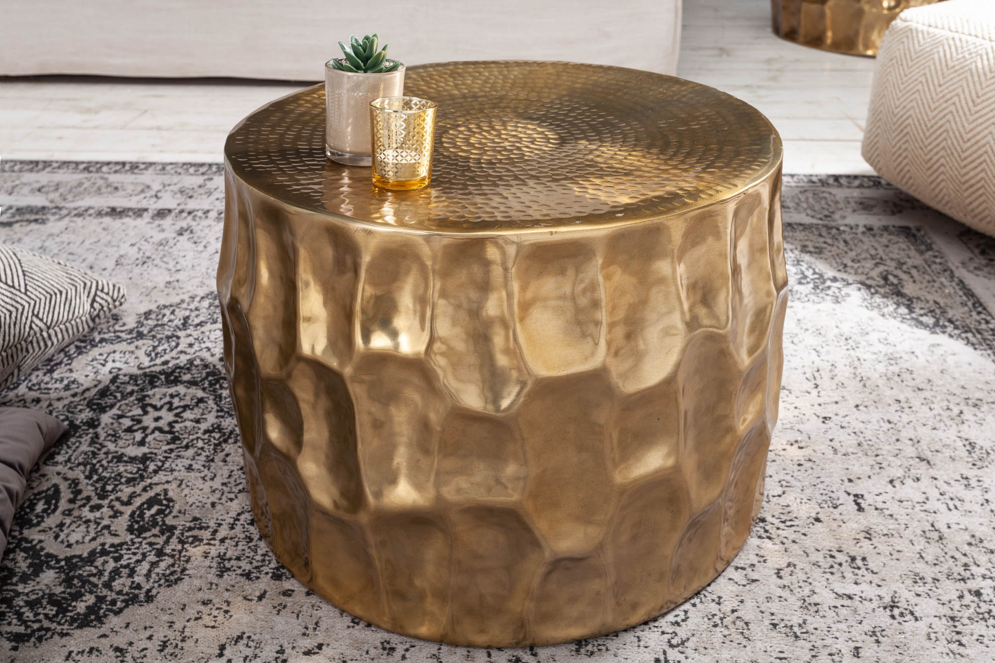 Mesa de centro redonda ORGANIC ORIENT 55cm metal dorado martillado diseño 3D hecho a mano