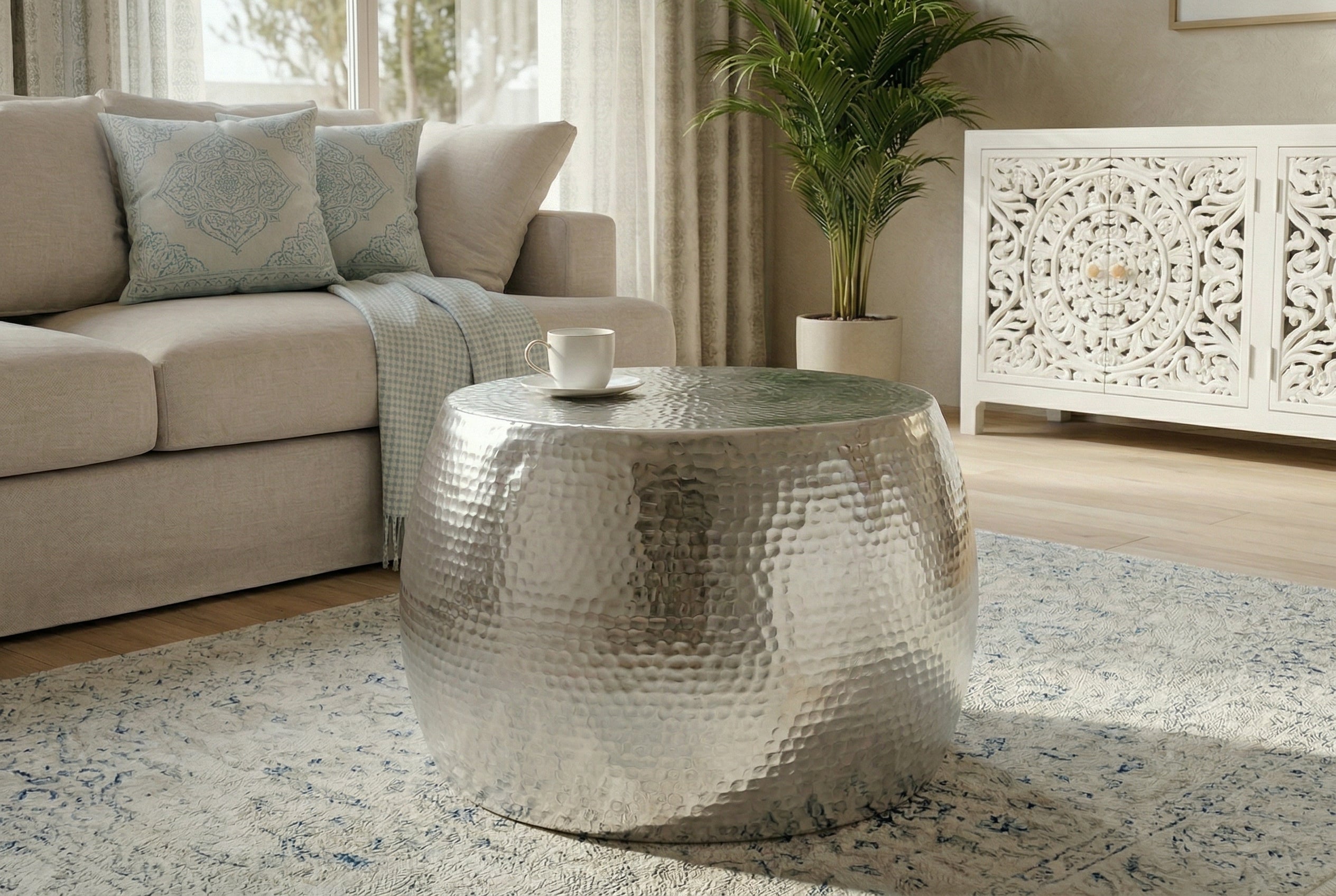 Table basse ronde ORIENT 60cm métal argenté aluminium martelé design fait main