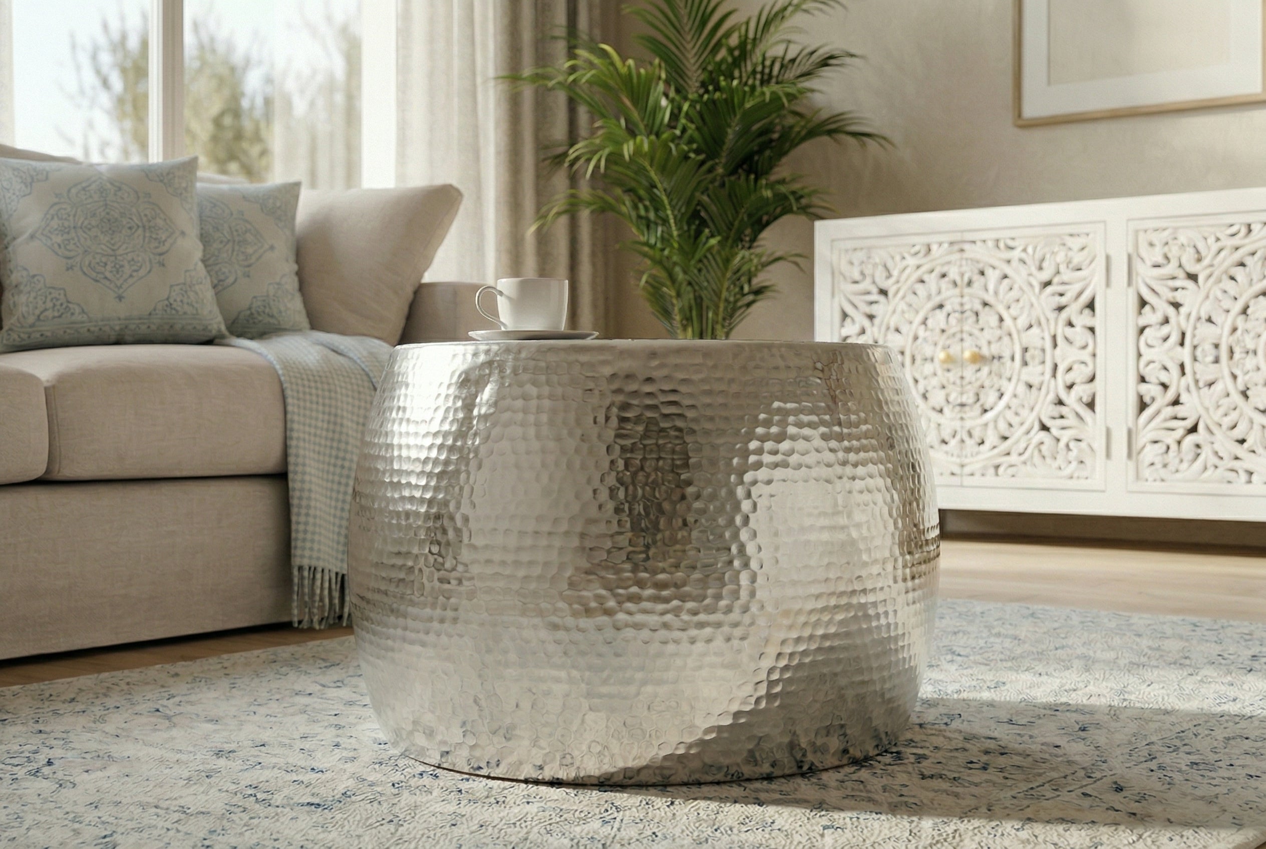 Table basse ronde ORIENT 60cm métal argenté aluminium martelé design fait main