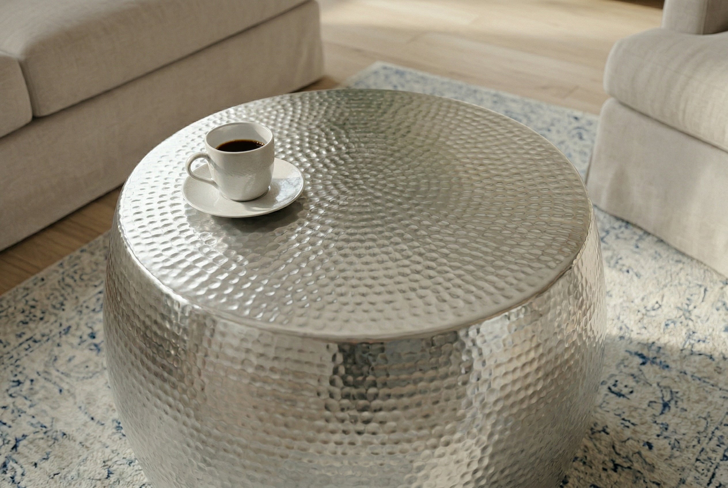 Table basse ronde ORIENT 60cm métal argenté aluminium martelé design fait main