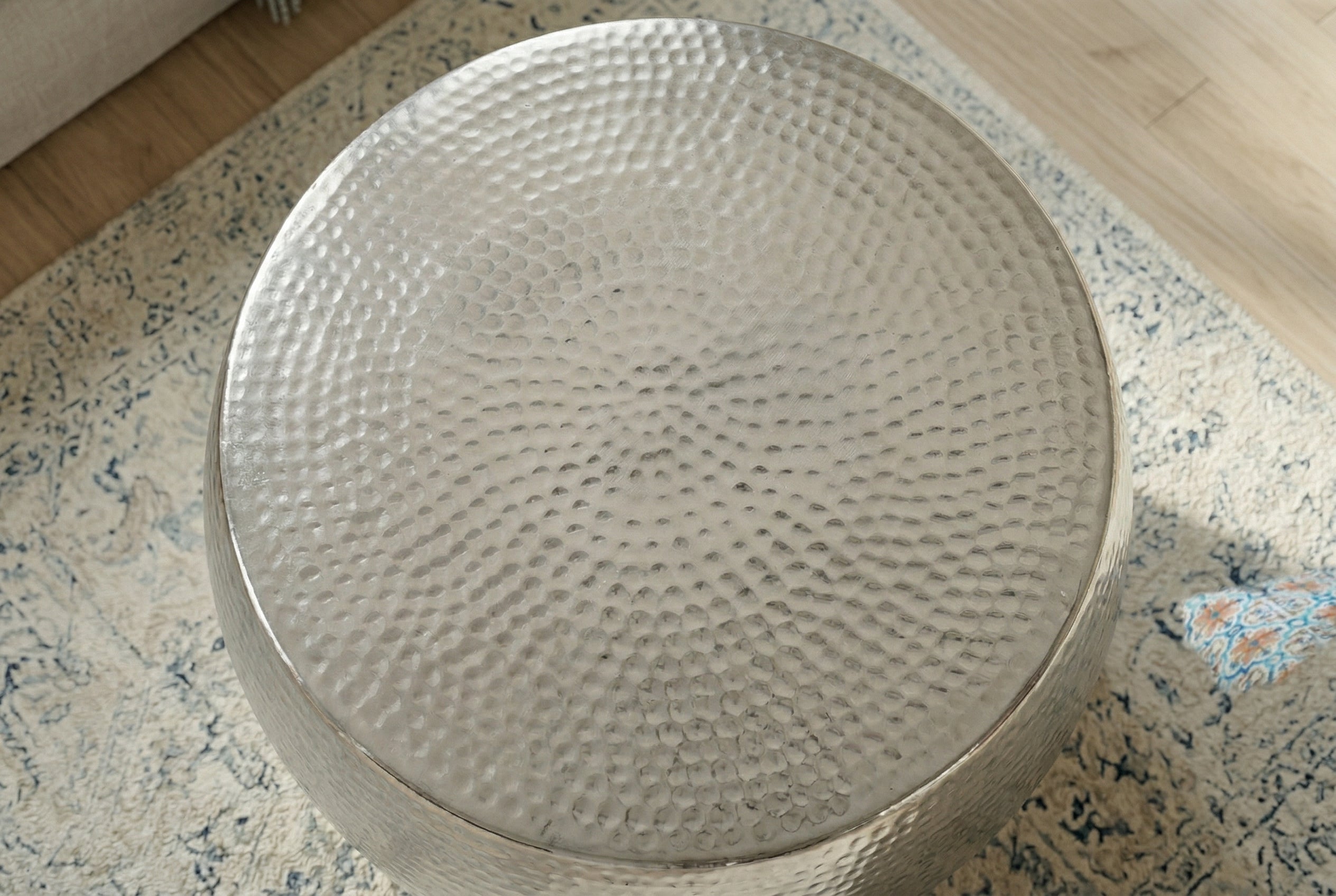 Table basse ronde ORIENT 60cm métal argenté aluminium martelé design fait main
