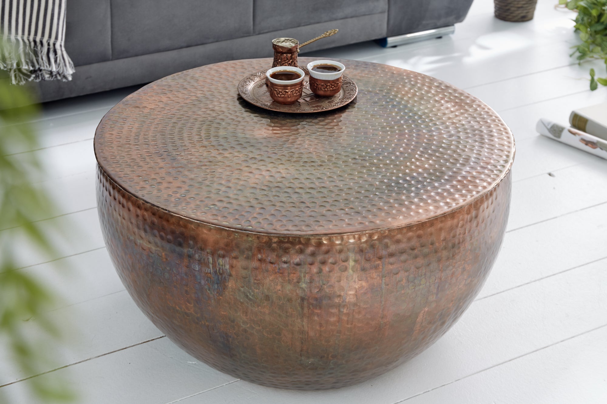 ORIENT II Mesa de centro redonda de 60 cm de metal flameado de cobre martillado hecho a mano