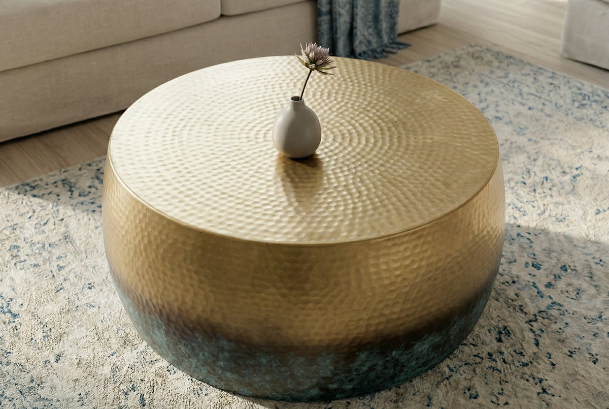 Table basse ronde ORIENT III 60cm en métal doré patiné coup de marteau design fait main