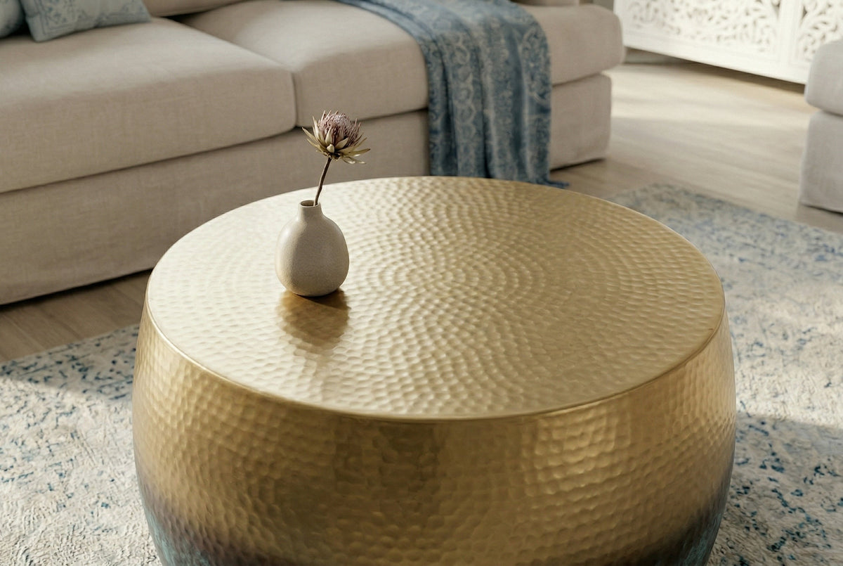 Table basse ronde ORIENT III 60cm en métal doré patiné coup de marteau design fait main