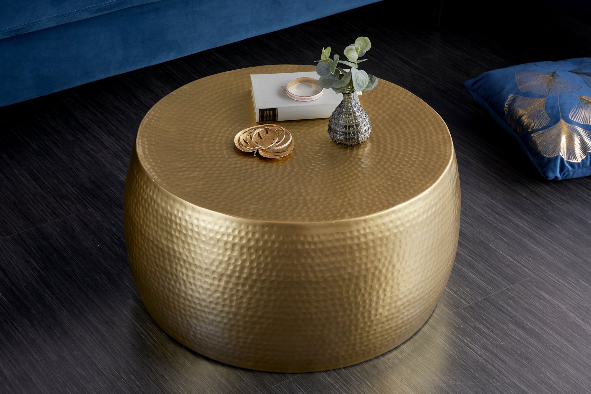 ORIENT III Mesa de centro redonda de 60 cm en metal dorado martillado, diseño artesanal