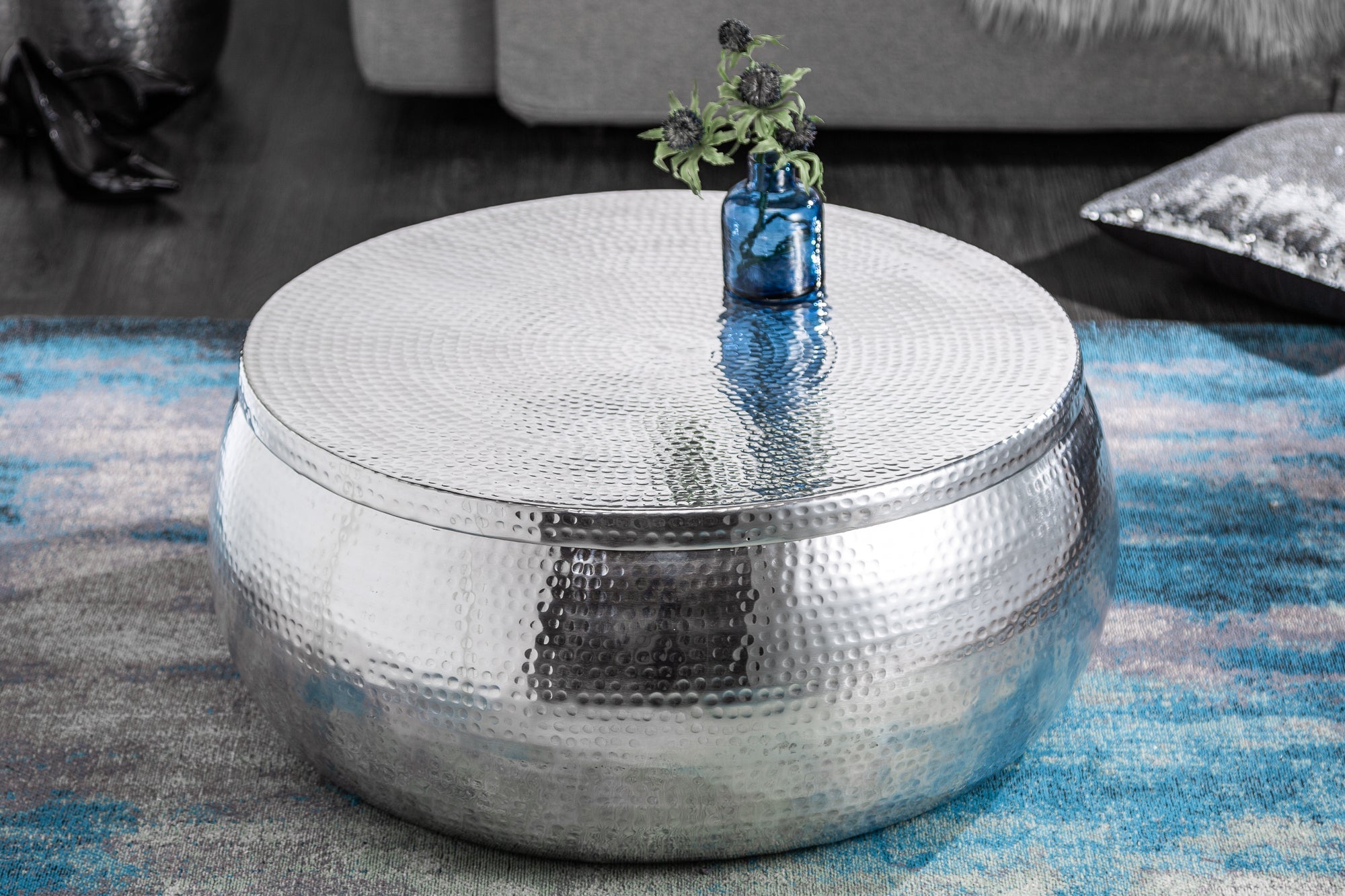 Table basse ronde ORIENT STORAGE 70cm en métal argenté avec rangement martelé design fait main