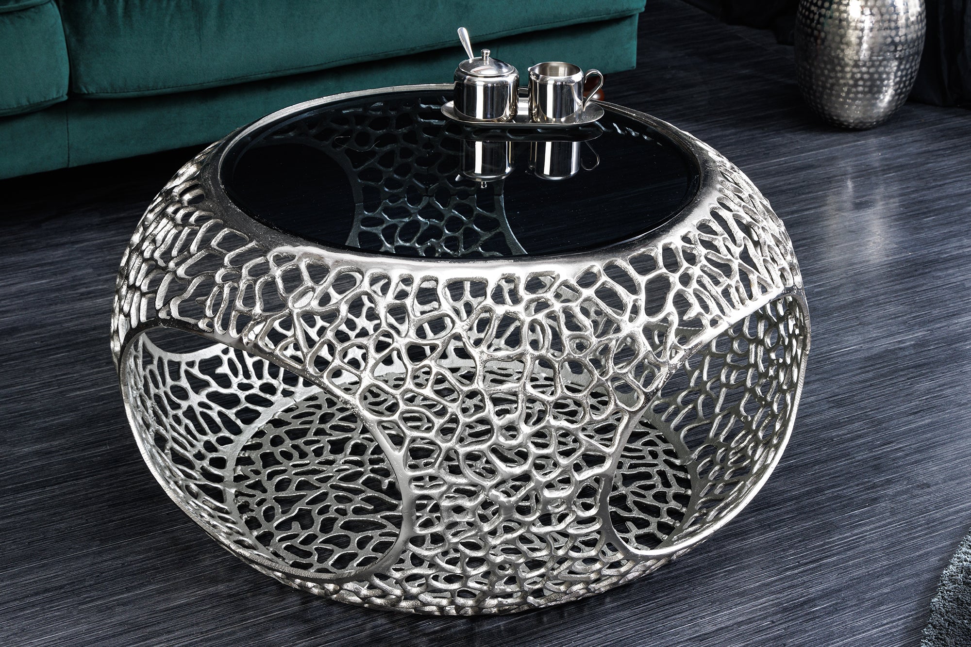 mesa-redonda-baja-75cm-plata-negro-cristal-metal-con-arreglo-hecho-a-mano-espacio_44147 (inv)