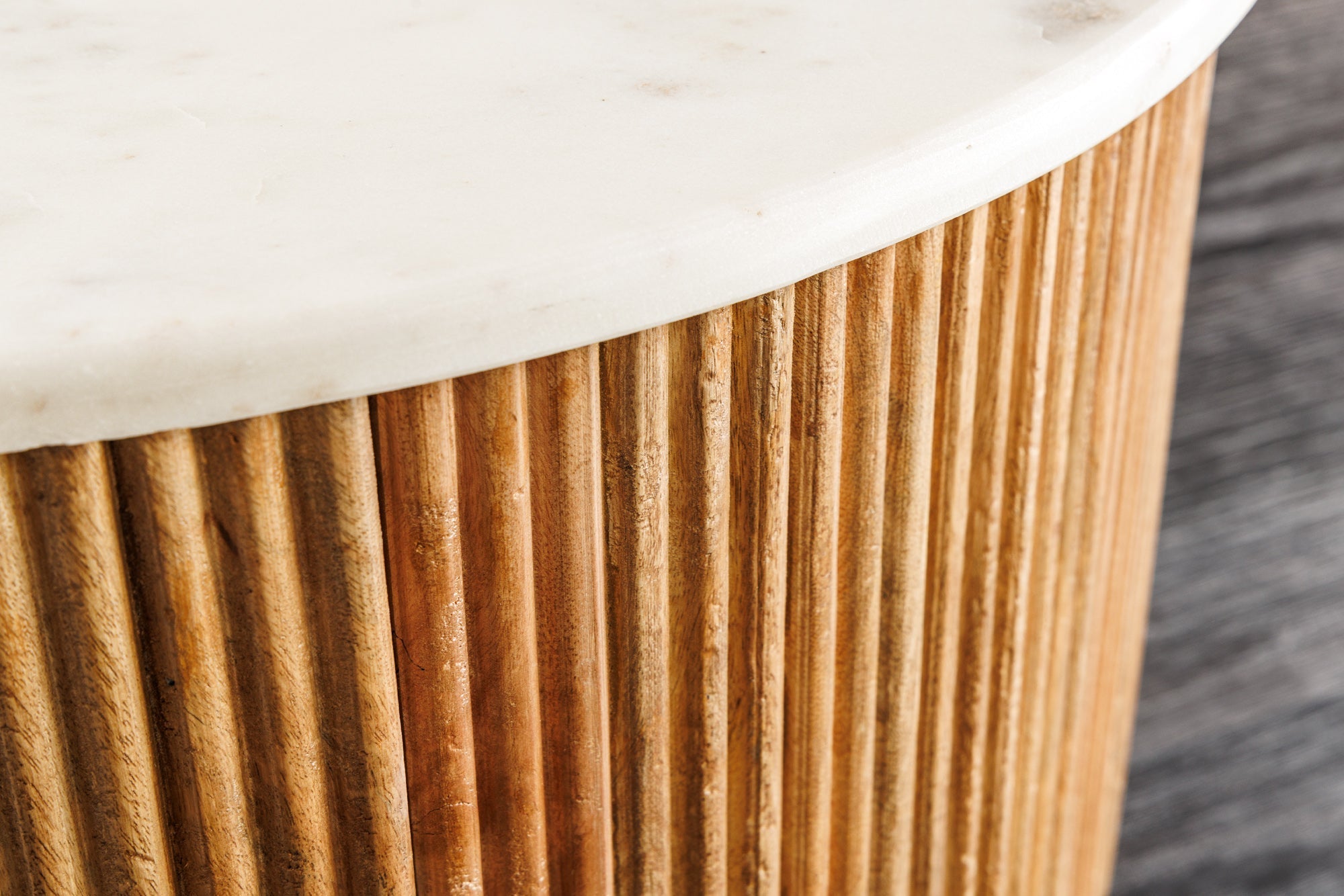 Table basse ronde TRES CHIC 60cm marbre blanc bois de manguier naturel avec rangements