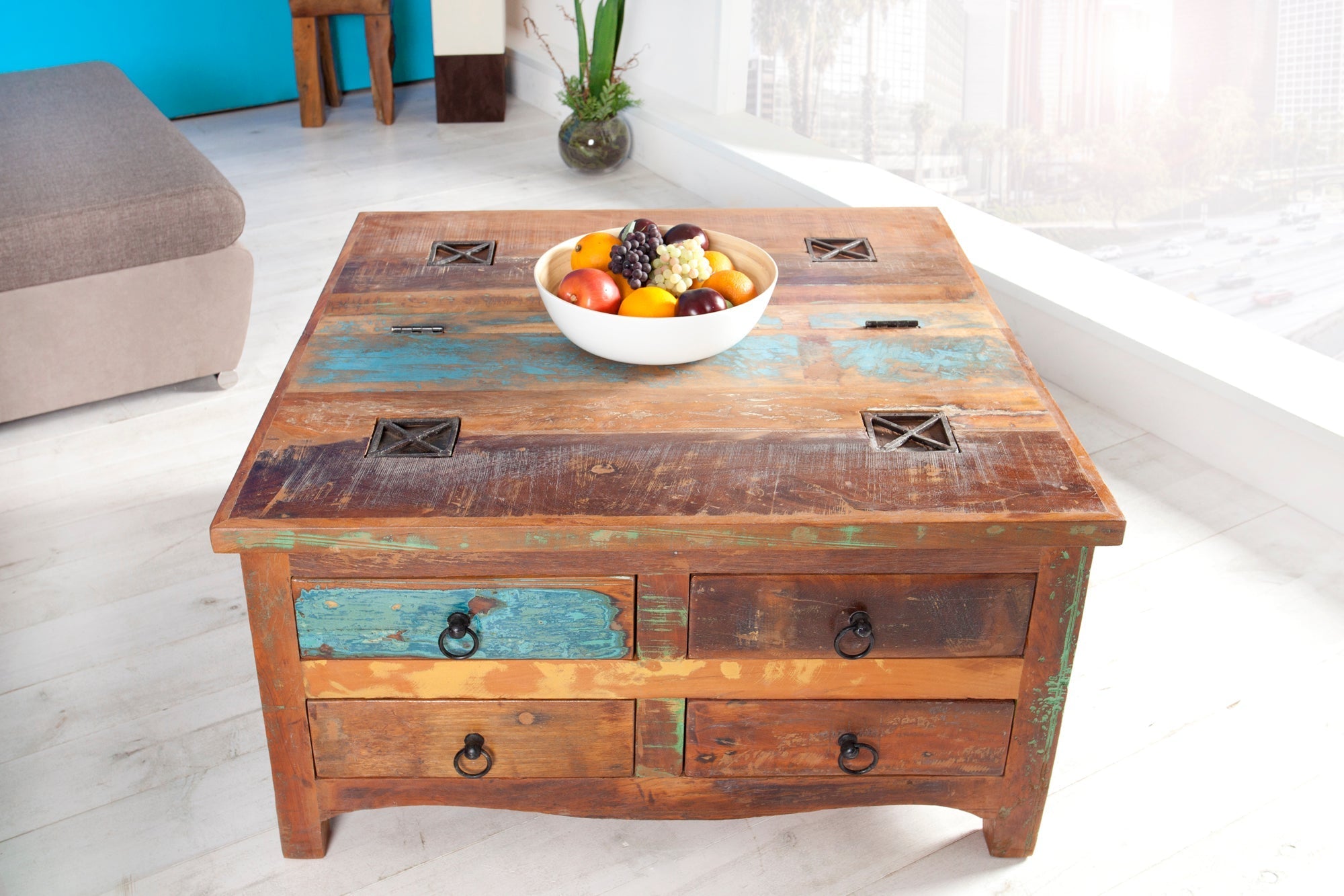 Table basse solide JAKARTA 70cm coffre coloré en bois de bateaux de pêche recyclé avec tiroirs