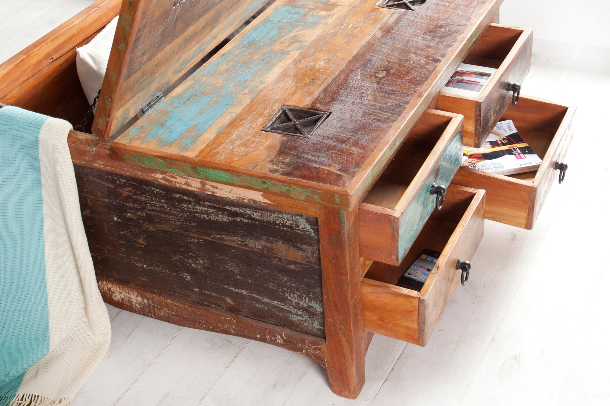 Table basse solide JAKARTA 70cm coffre coloré en bois de bateaux de pêche recyclé avec tiroirs