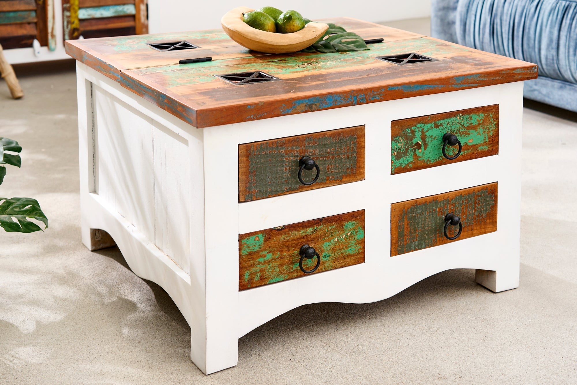 Table basse solide JAKARTA 70cm coffre en bois coloré blanc fabriqué à partir de bateaux de pêche recyclés avec tiroirs