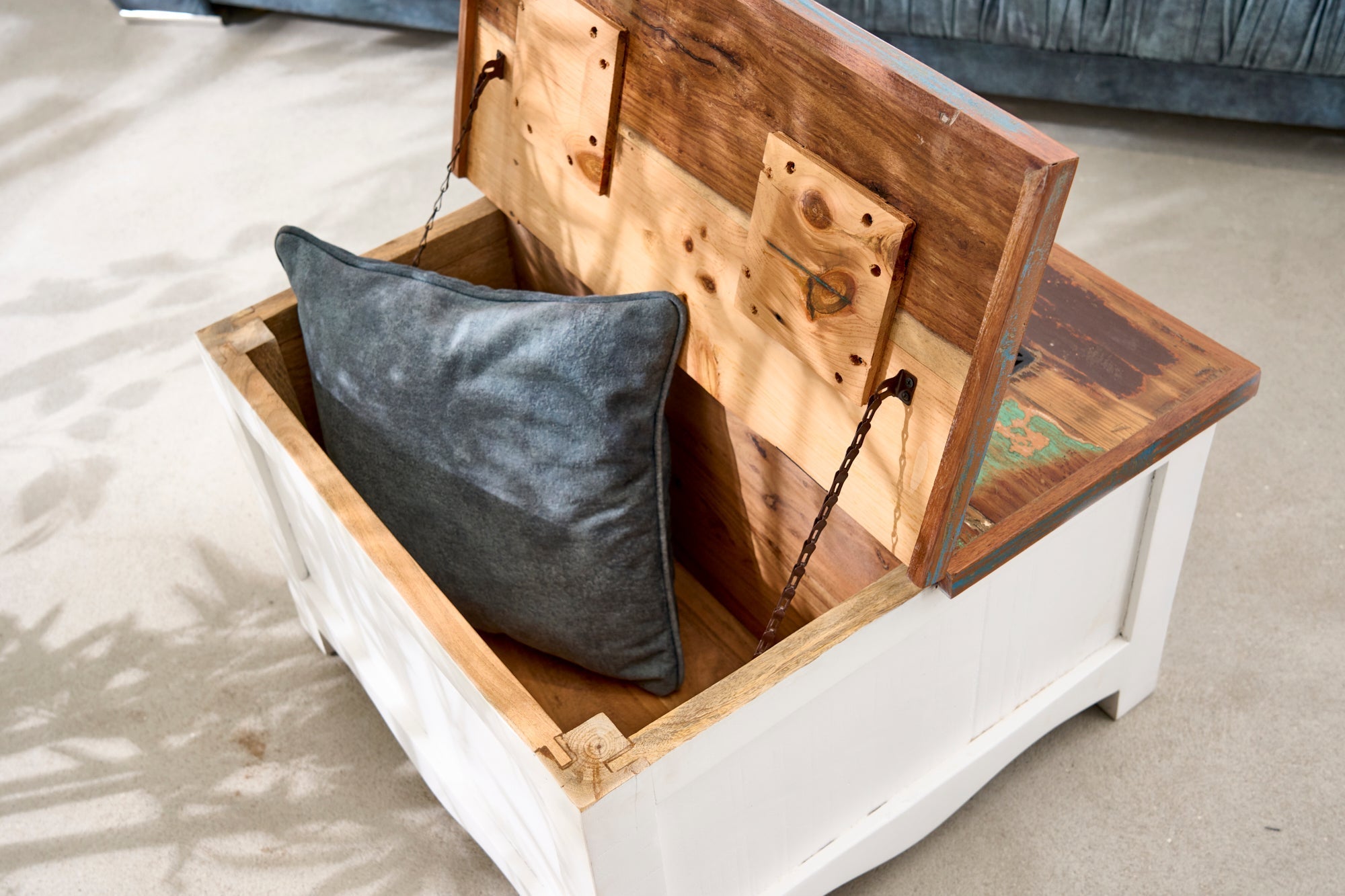 Table basse solide JAKARTA 70cm coffre en bois coloré blanc fabriqué à partir de bateaux de pêche recyclés avec tiroirs