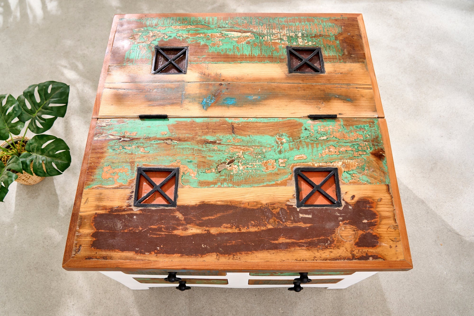 Table basse solide JAKARTA 70cm coffre en bois coloré blanc fabriqué à partir de bateaux de pêche recyclés avec tiroirs