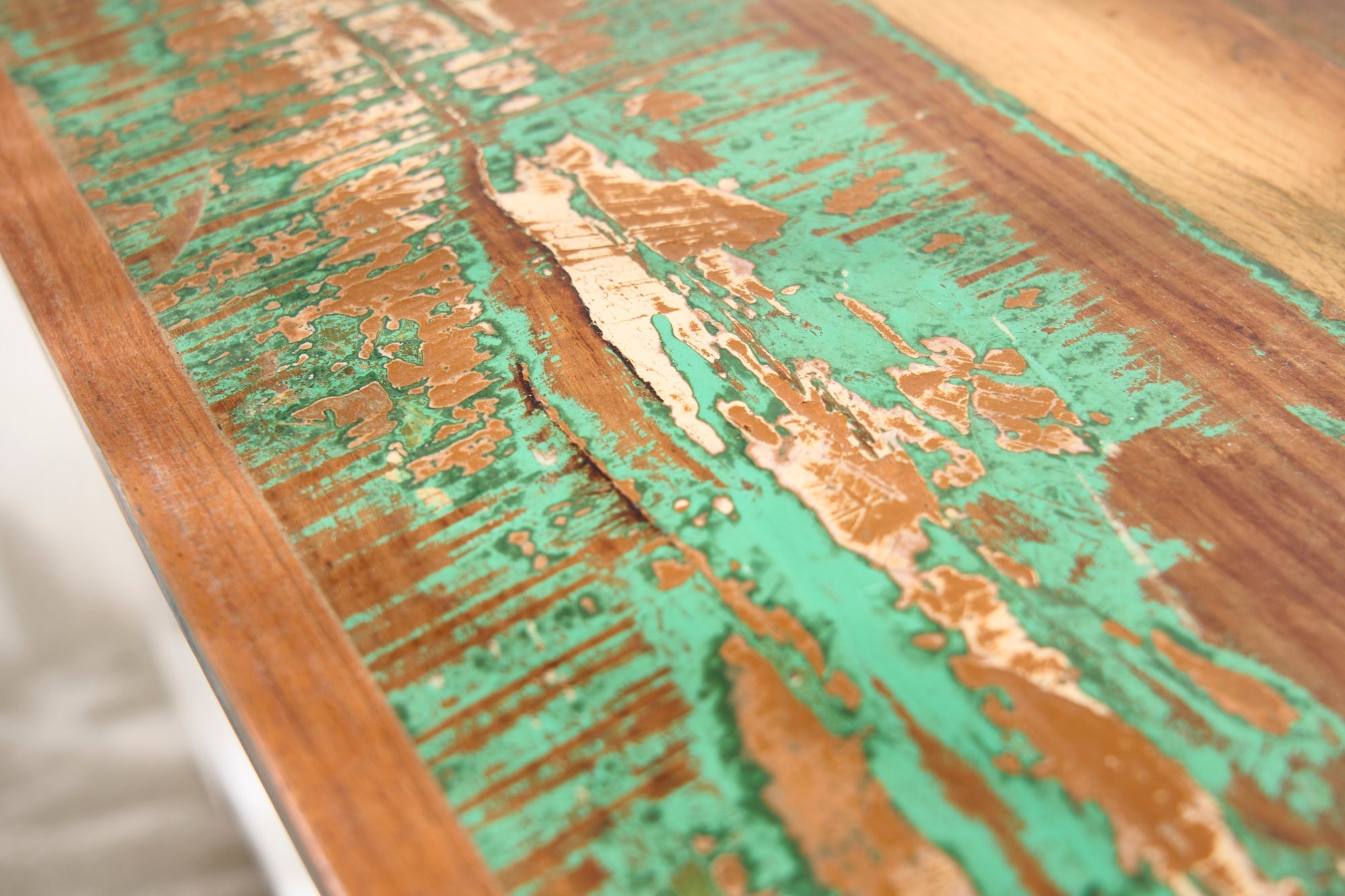 Table basse solide JAKARTA 70cm coffre en bois coloré blanc fabriqué à partir de bateaux de pêche recyclés avec tiroirs