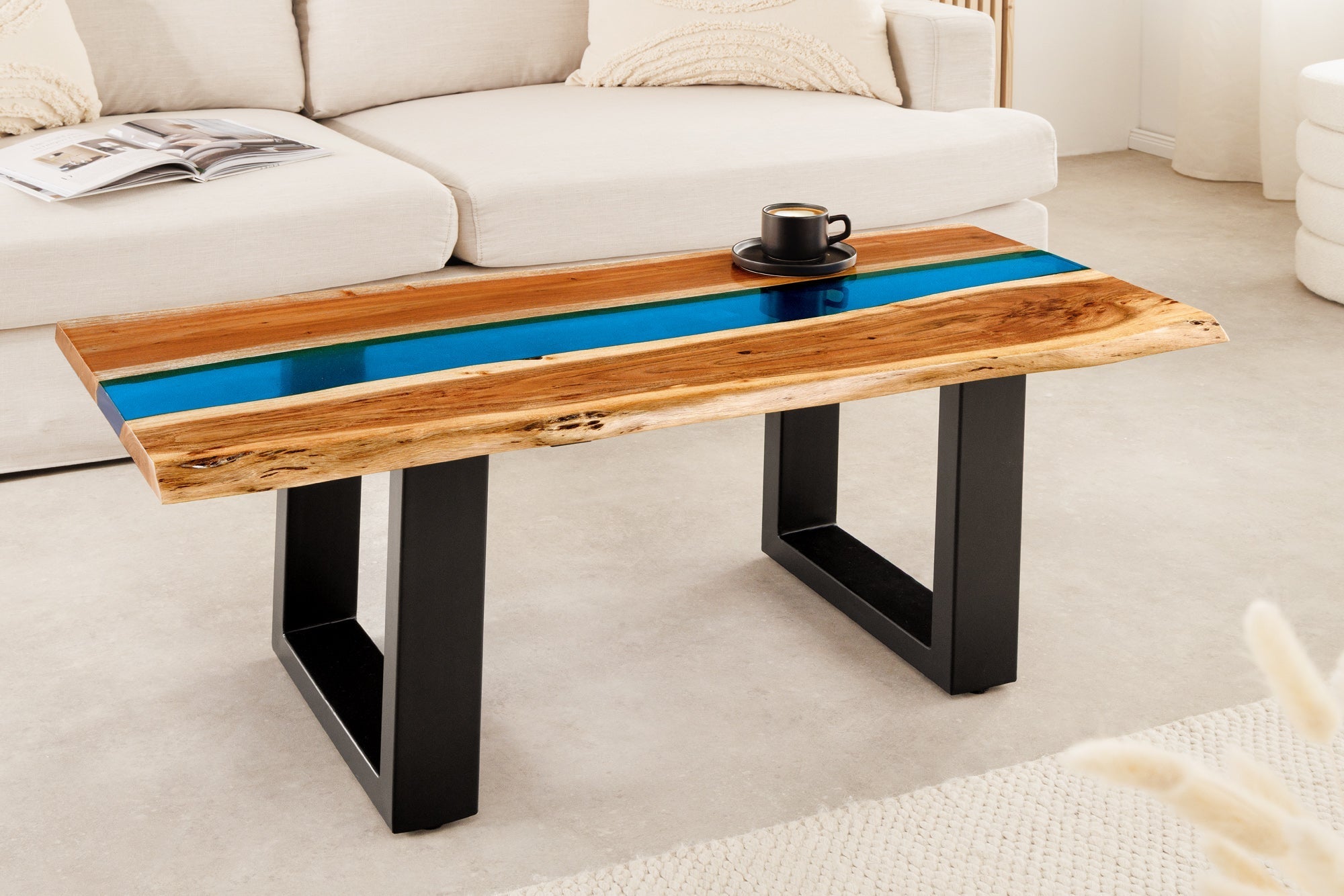 Table basse solide LIQUID 110cm marron bois d’acacia bord d’arbre noir fer bleu