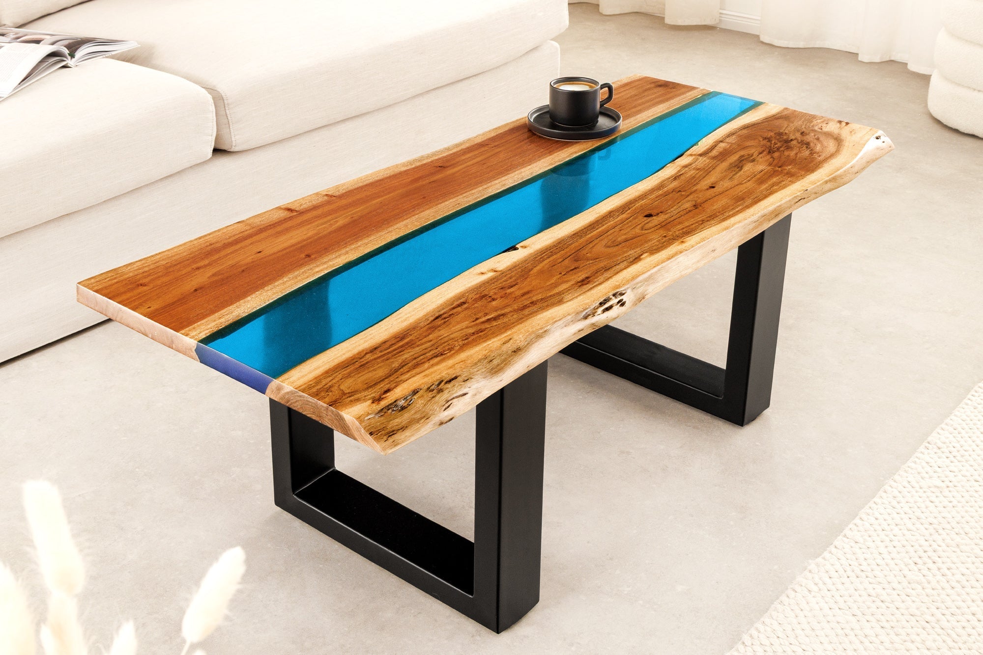 Table basse solide LIQUID 110cm marron bois d’acacia bord d’arbre noir fer bleu