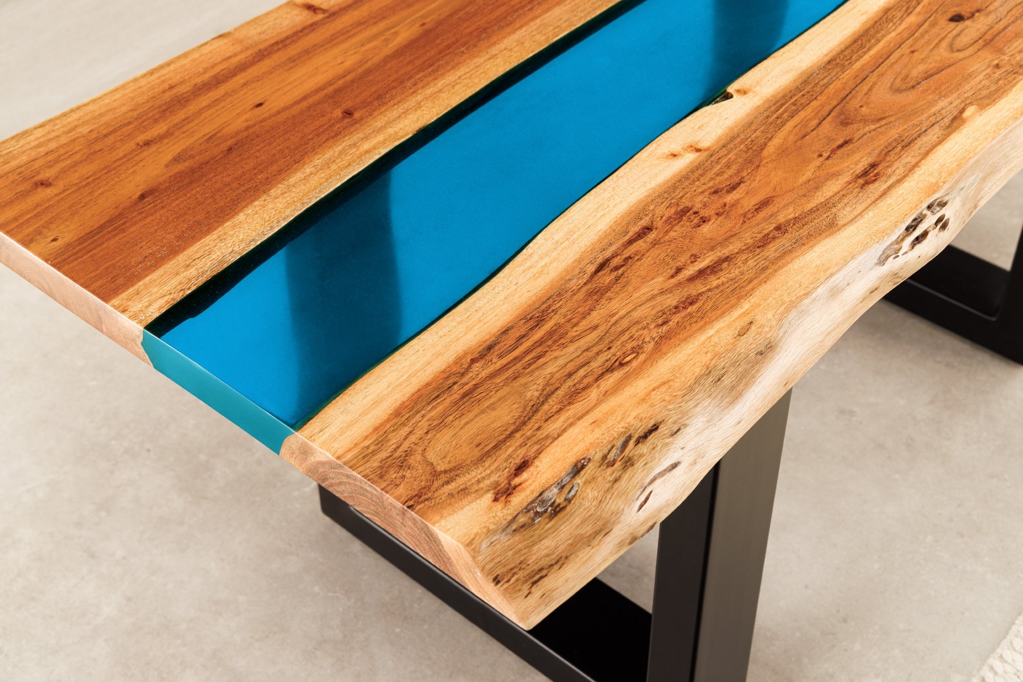 Table basse solide LIQUID 110cm marron bois d’acacia bord d’arbre noir fer bleu
