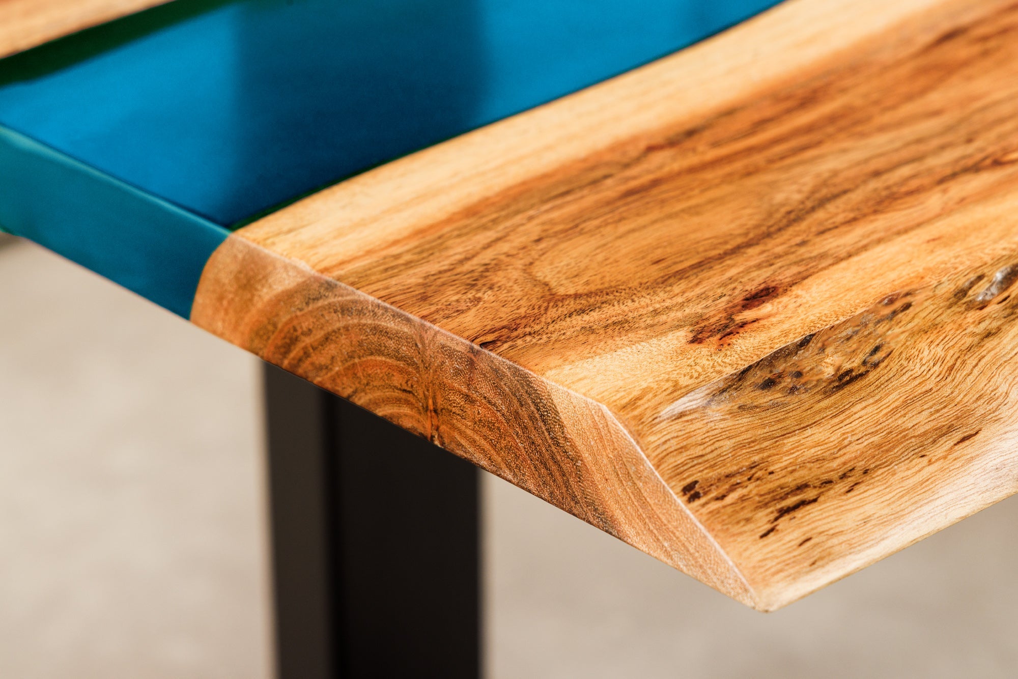 Table basse solide LIQUID 110cm marron bois d’acacia bord d’arbre noir fer bleu