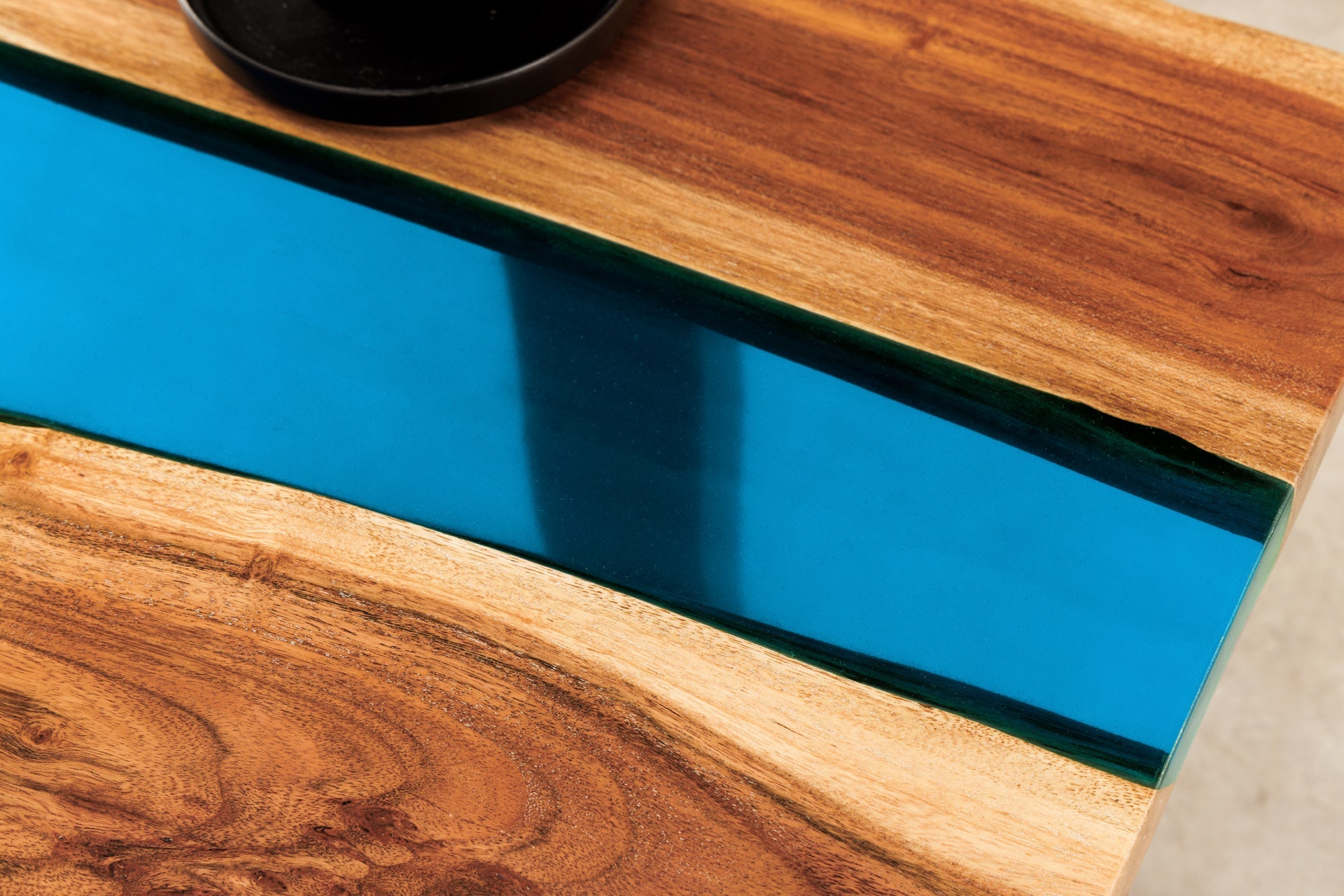 Table basse solide LIQUID 110cm marron bois d’acacia bord d’arbre noir fer bleu