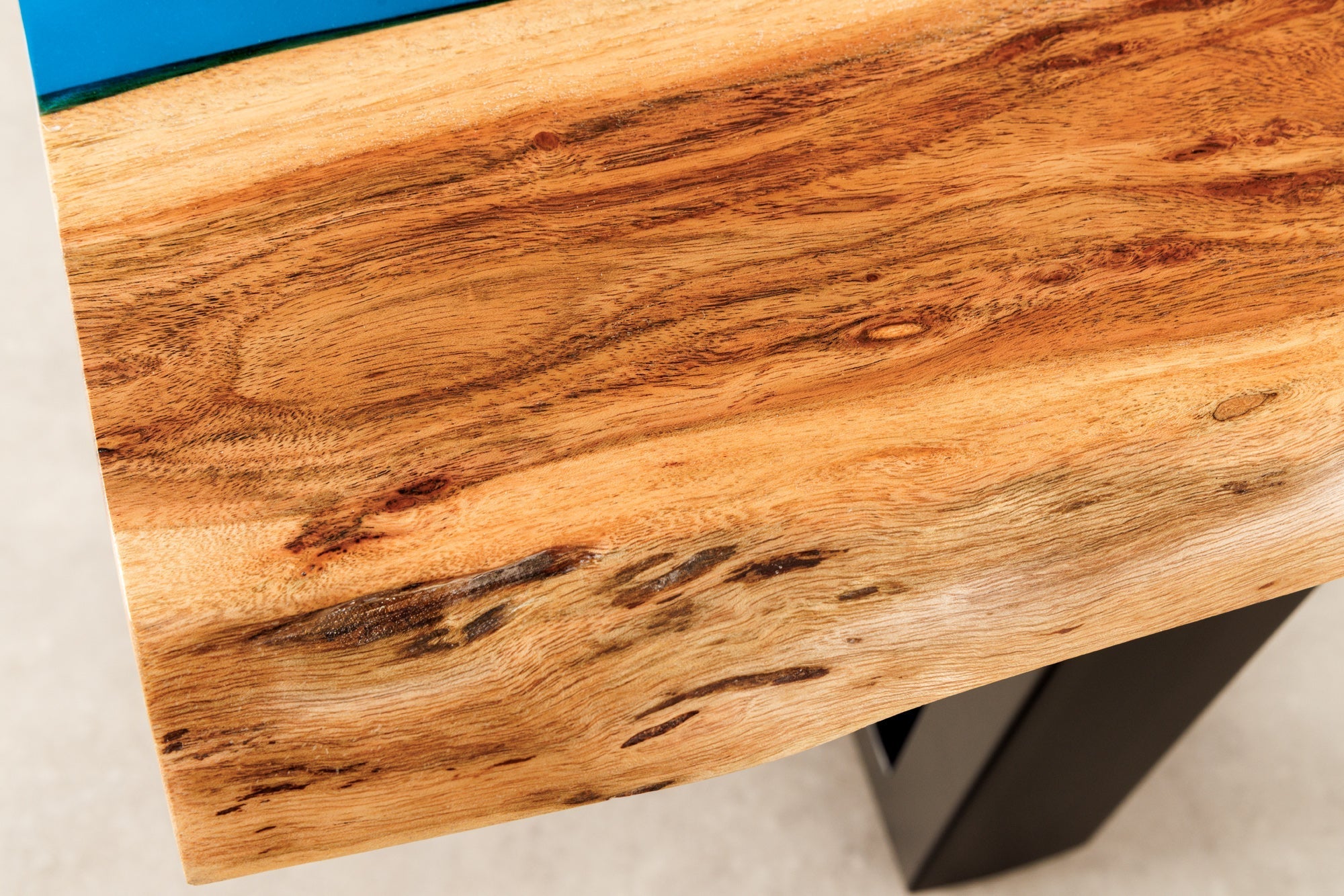 Table basse solide LIQUID 110cm marron bois d’acacia bord d’arbre noir fer bleu