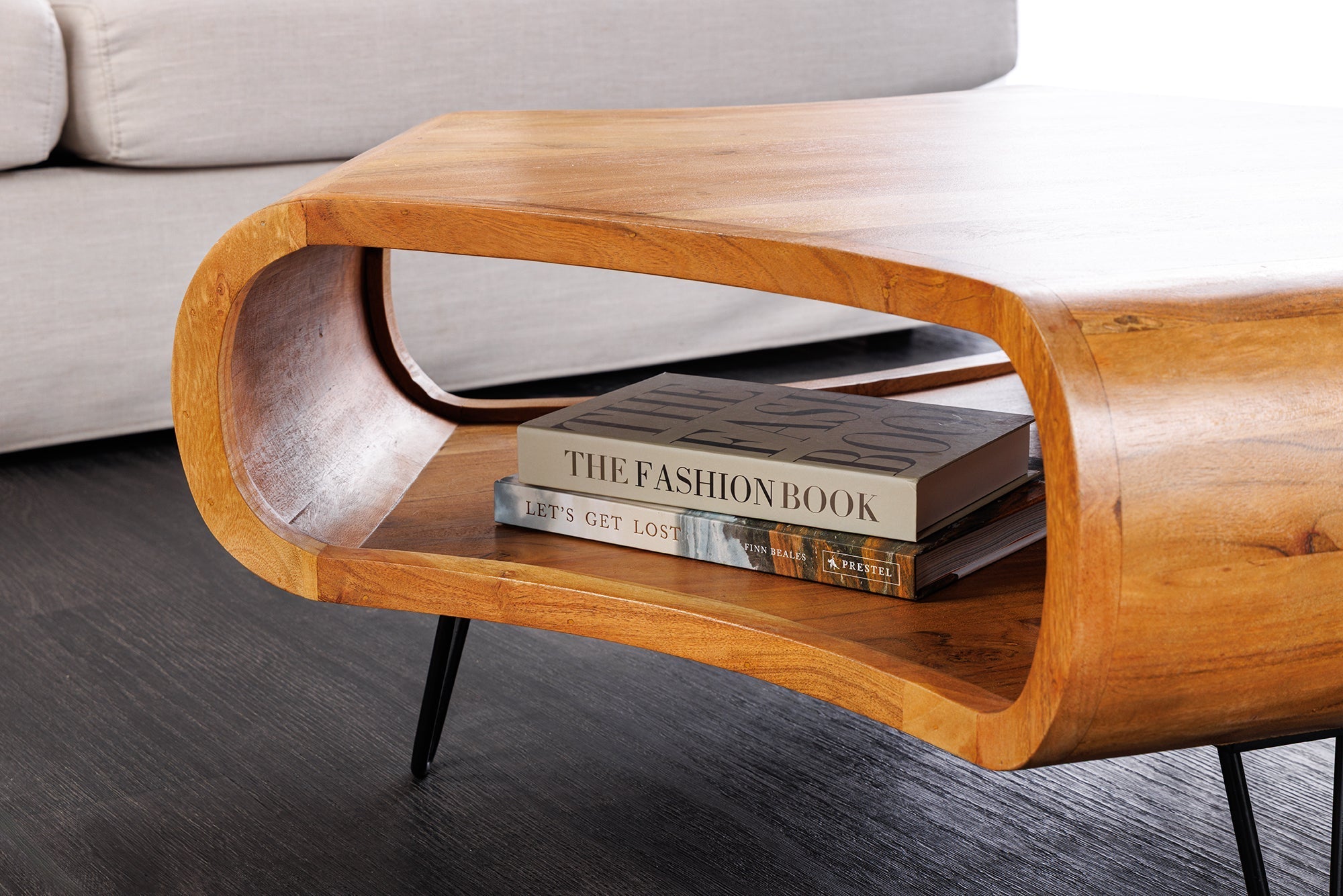 Table basse solide ORGANIC LIVING 90cm en bois d’acacia finition miel marron avec espace de rangement
