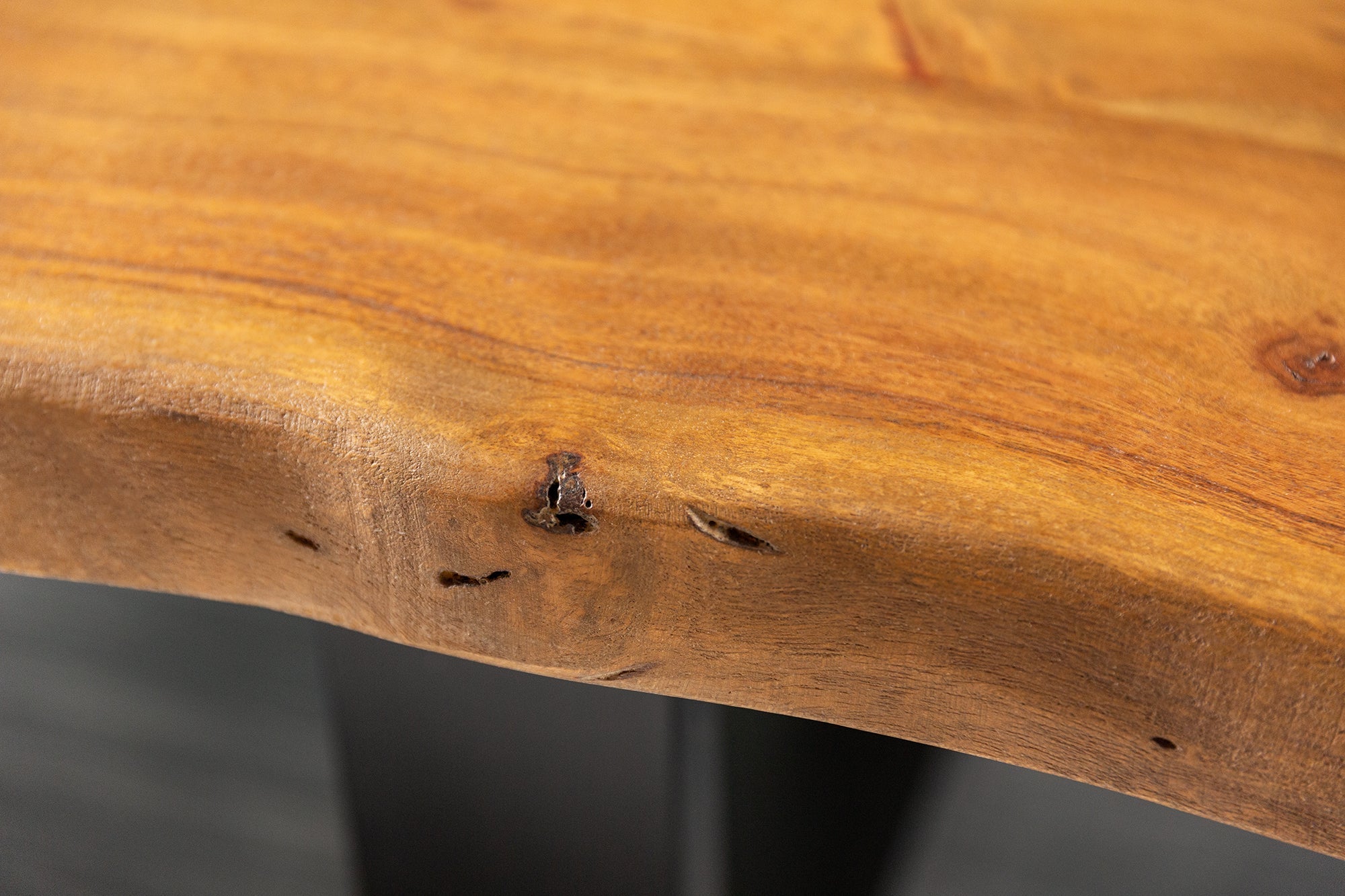 MAMMUT mesa de centro tronco de árbol de madera maciza 110cm acacia negro estructura metálica tapa 3.5cm