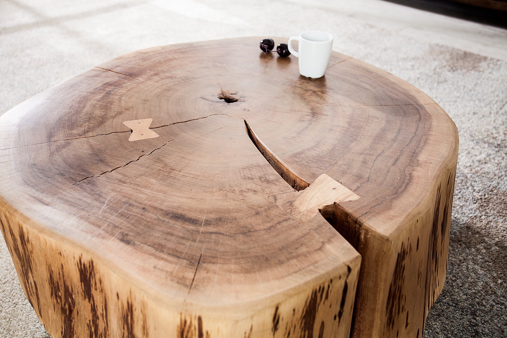 Mesa de centro GOA tronco de árbol 60cm madera maciza de acacia natural redonda con ruedas únicas