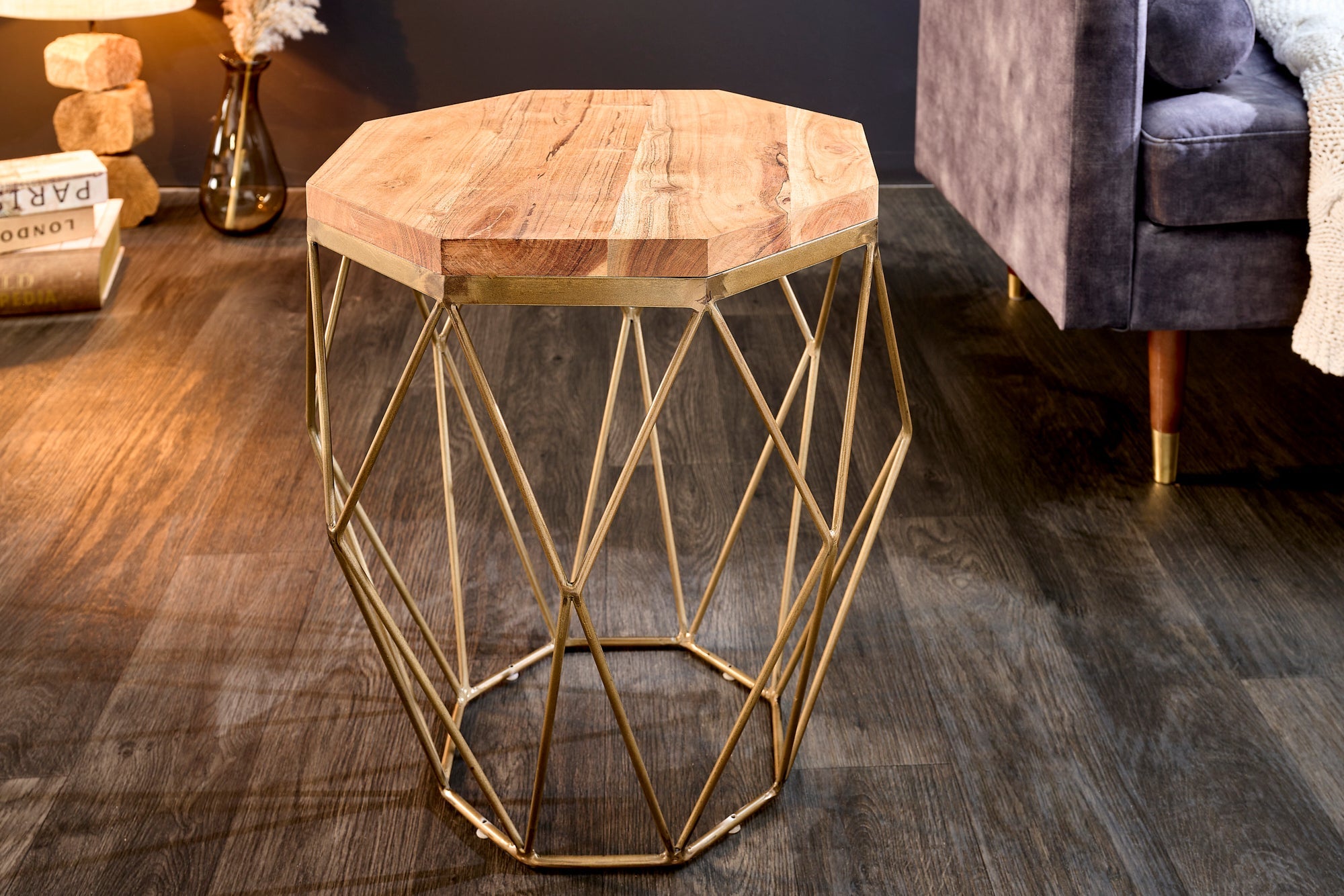 DIAMOND mesa auxiliar abstracta 50cm madera maciza de acacia natural estructura de metal latón