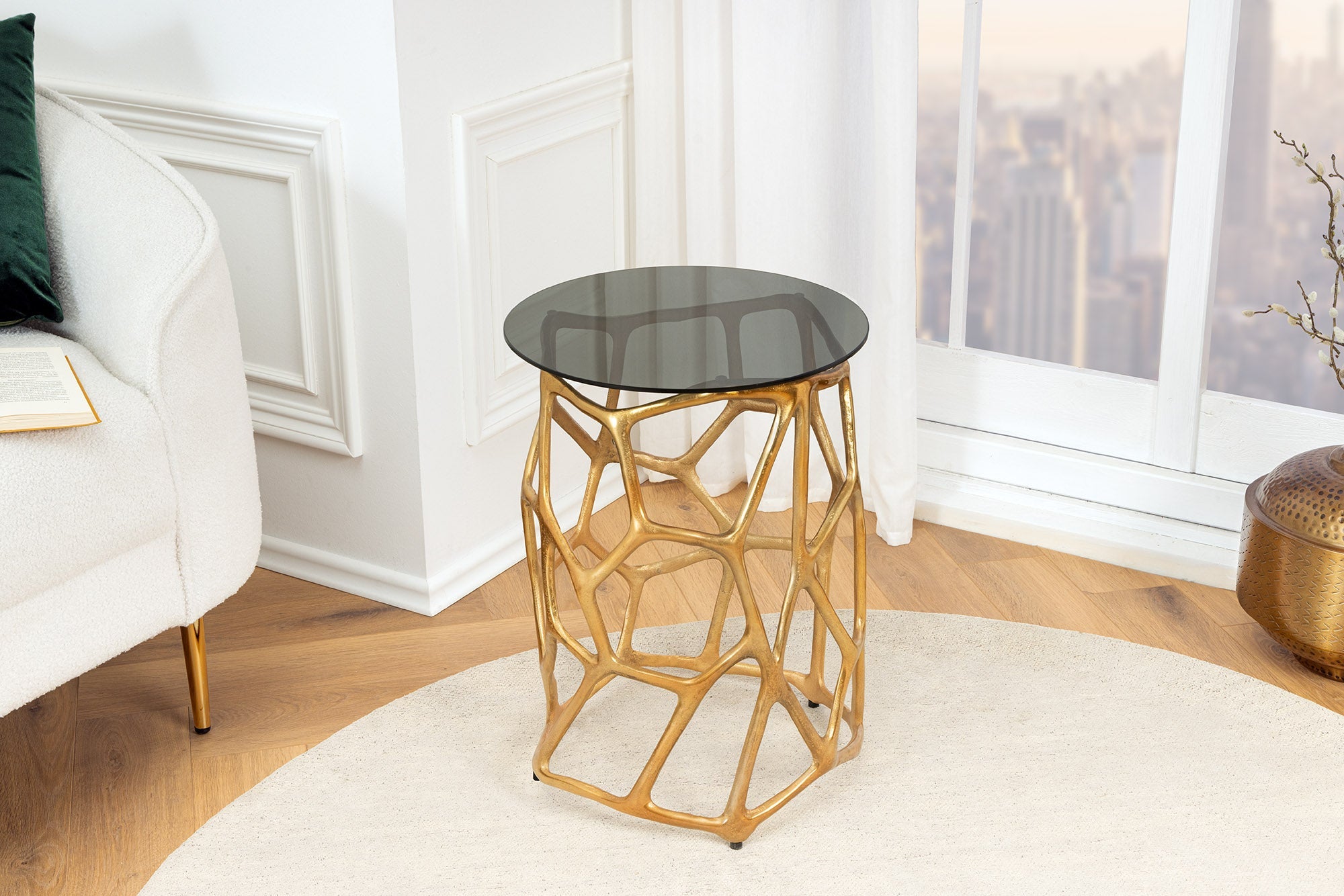 GEOMETRIA LIQUIDA mesa auxiliar artesanal 50cm metal dorado redonda cristal negro
