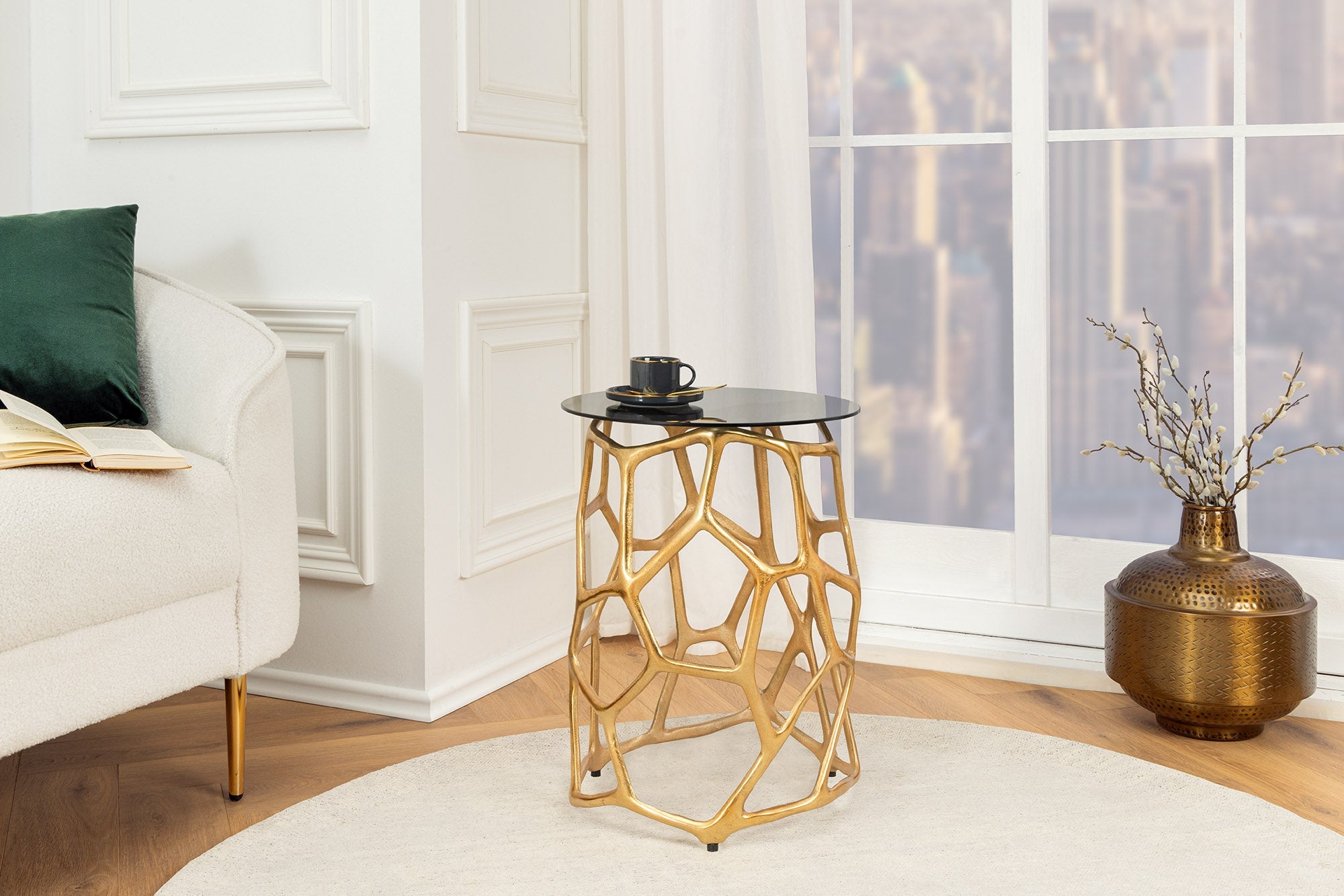 GEOMETRIA LIQUIDA mesa auxiliar artesanal 50cm metal dorado redonda cristal negro