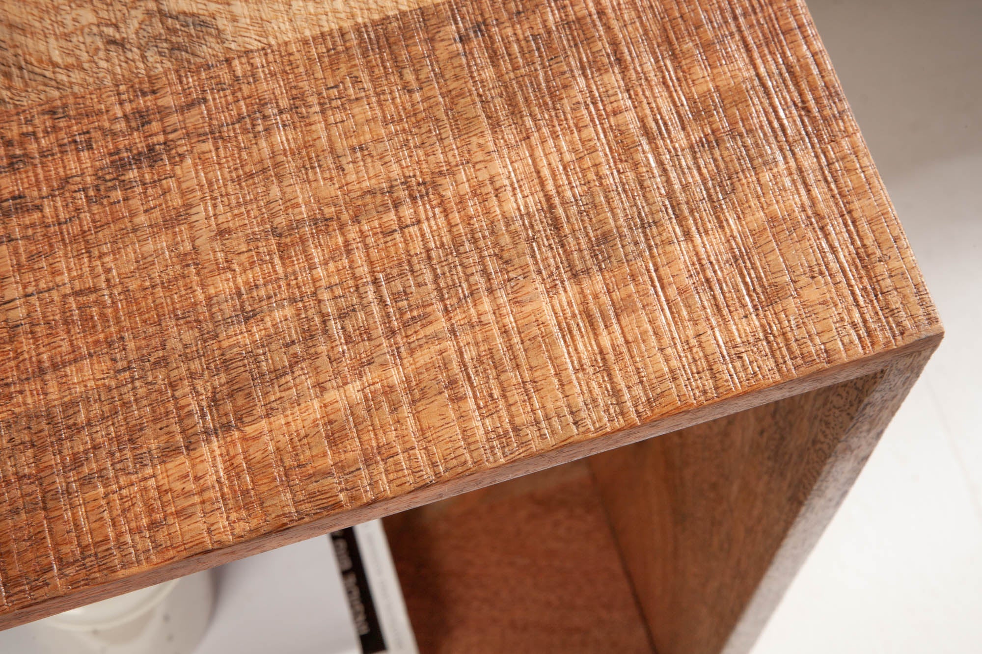 MAKASSAR Mesita auxiliar de 45cm hecha a mano en madera de mango natural y madera maciza, mesita de noche con estante