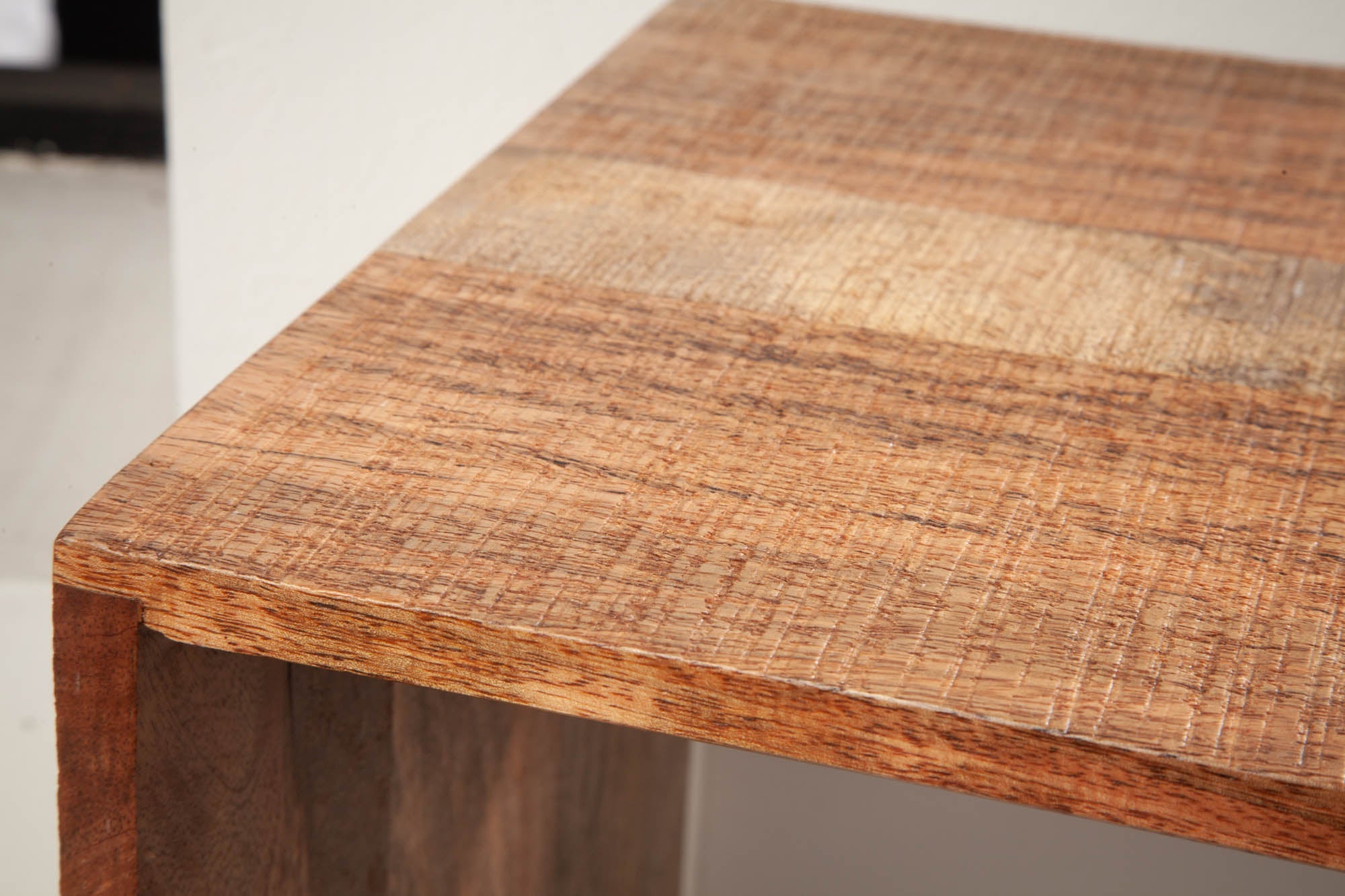 MAKASSAR Mesita auxiliar de 45cm hecha a mano en madera de mango natural y madera maciza, mesita de noche con estante