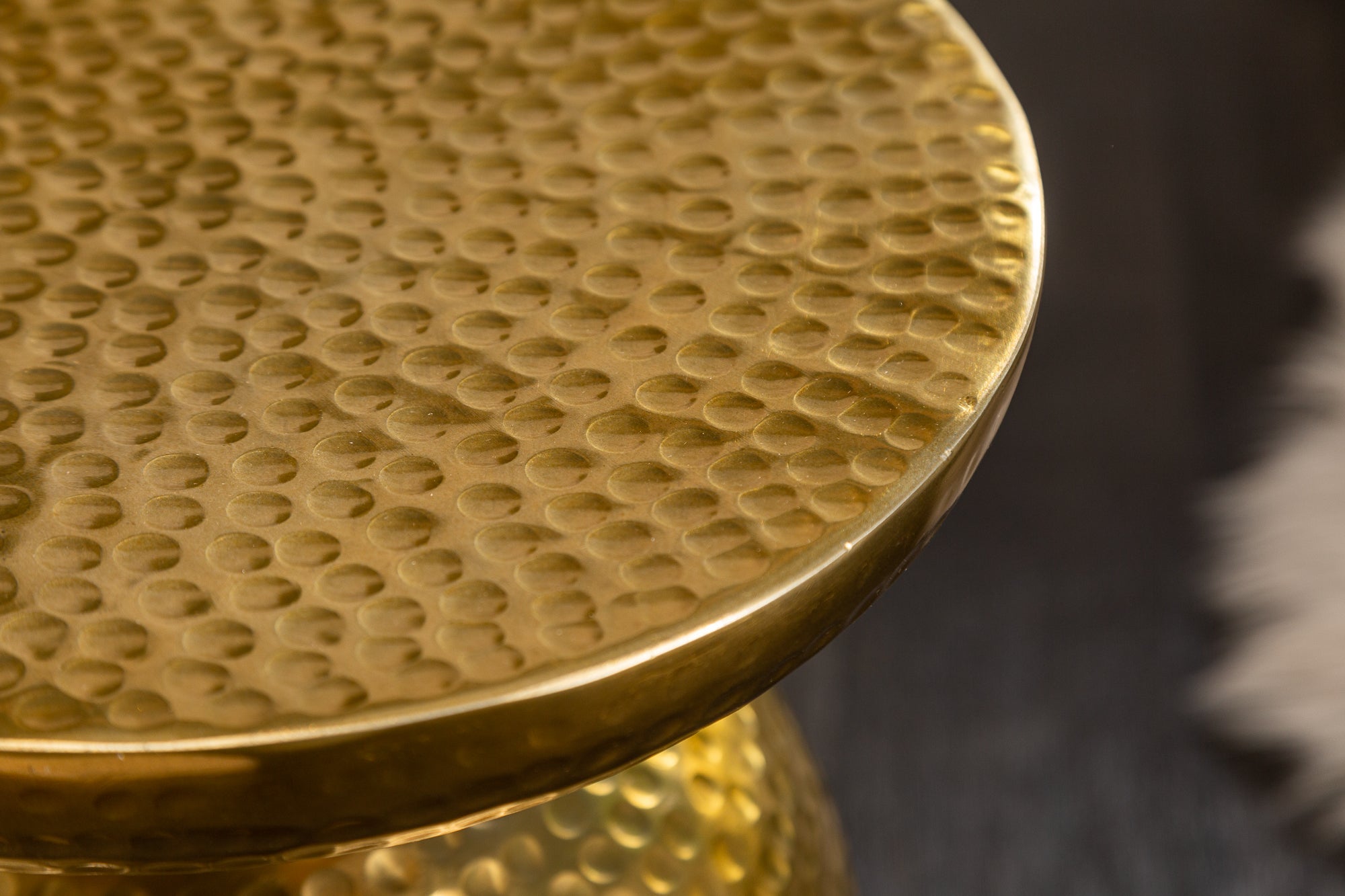 Table d’appoint artisanale ORIENT 50cm design martelé doré