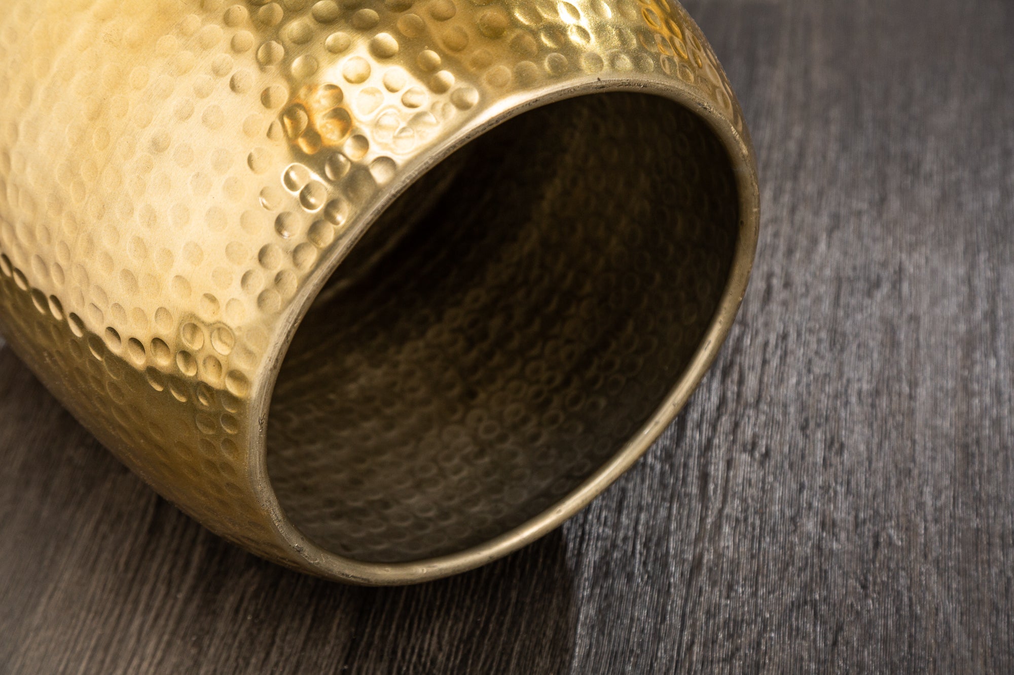 ORIENT Mesa auxiliar 50cm hecha a mano, diseño martillado dorado