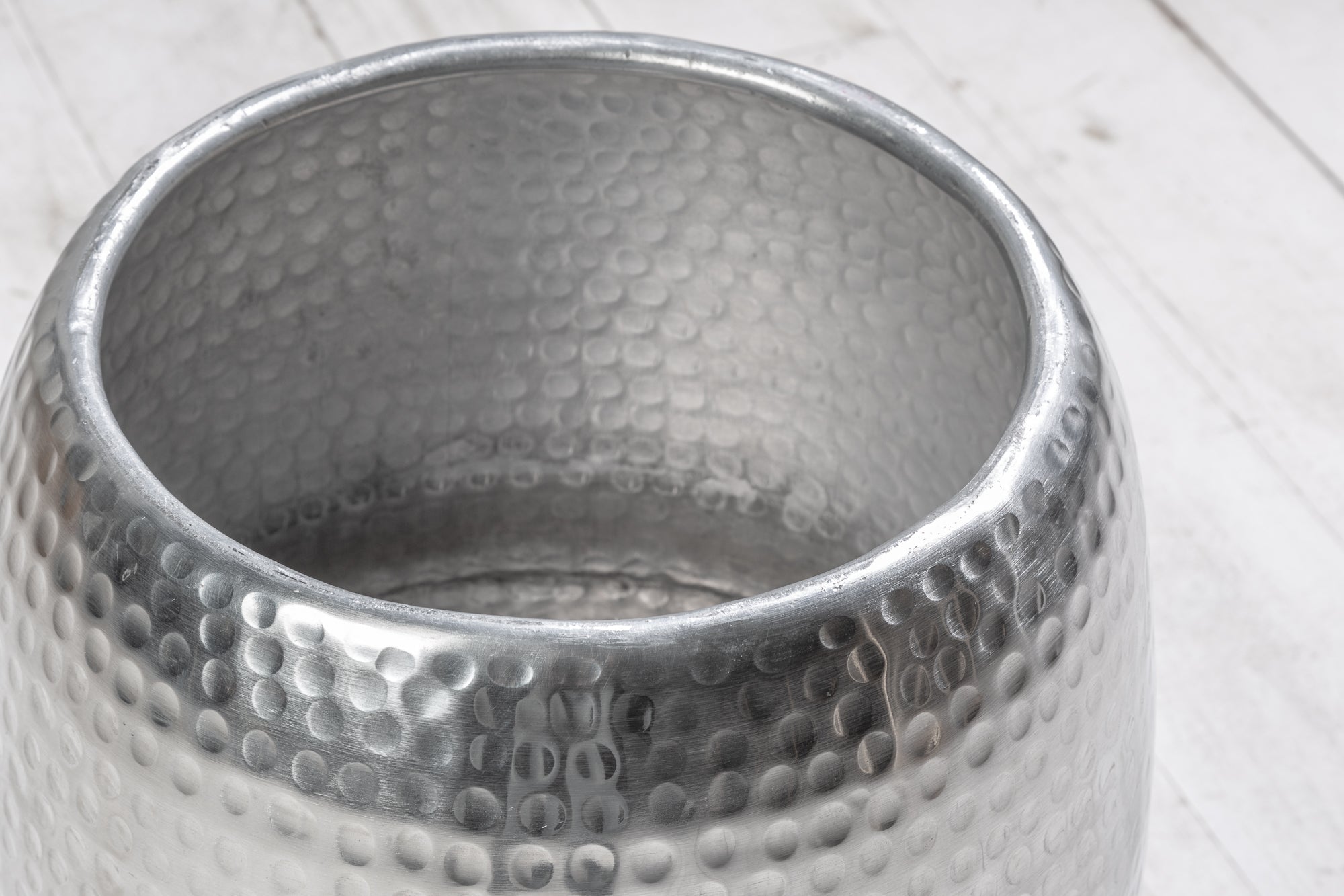 ORIENT Mesa auxiliar artesanal de 50 cm en metal plateado martillado, diseño redondo