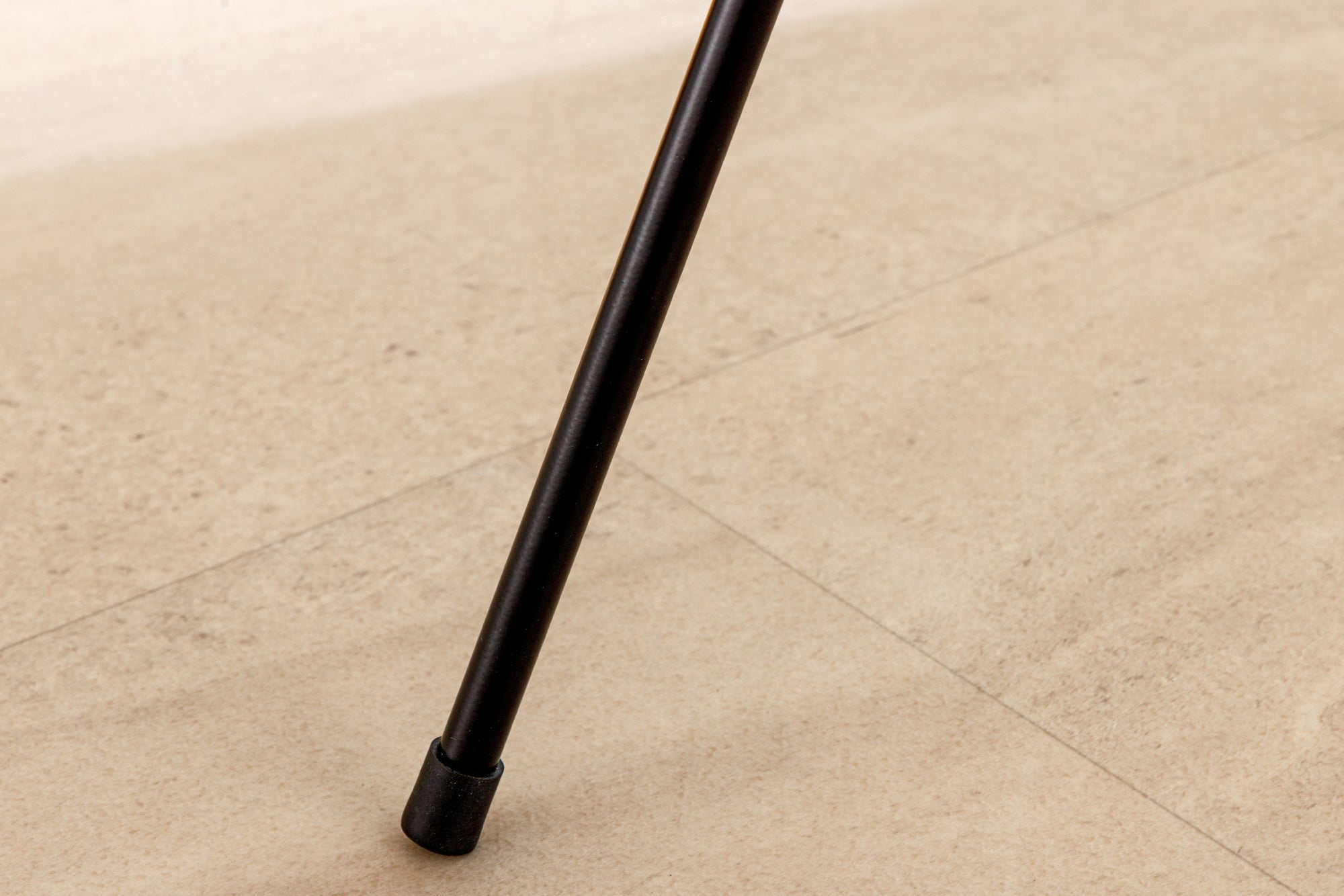 Table d’appoint artisanale SIMPLY CLEVER 60cm en manguier naturel avec poignée